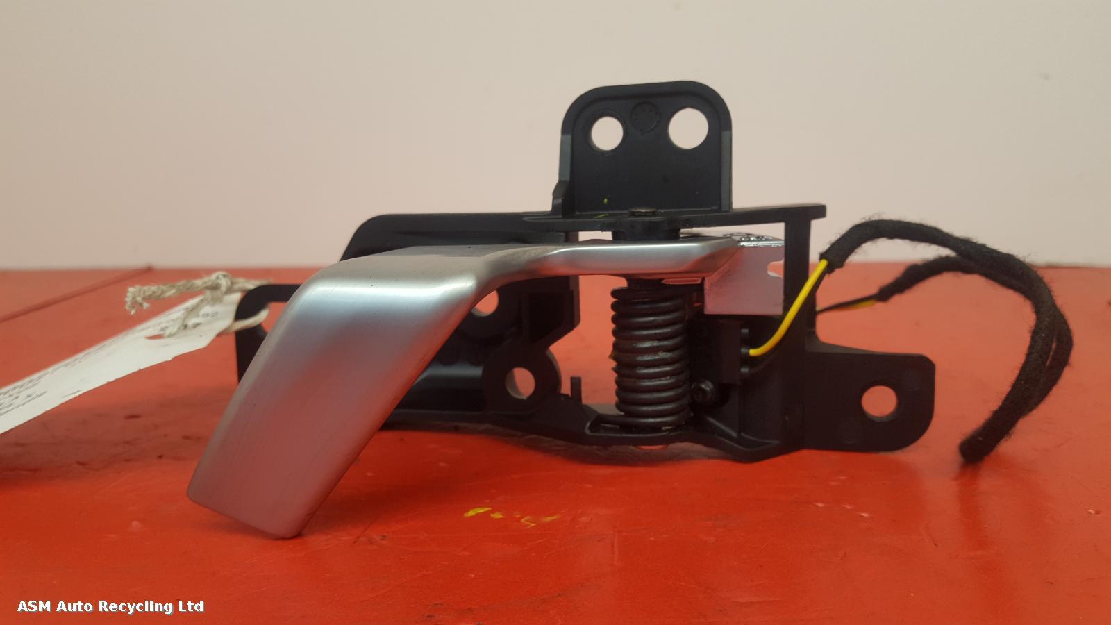 View Auto part Door Handle Tesla Model X 2017