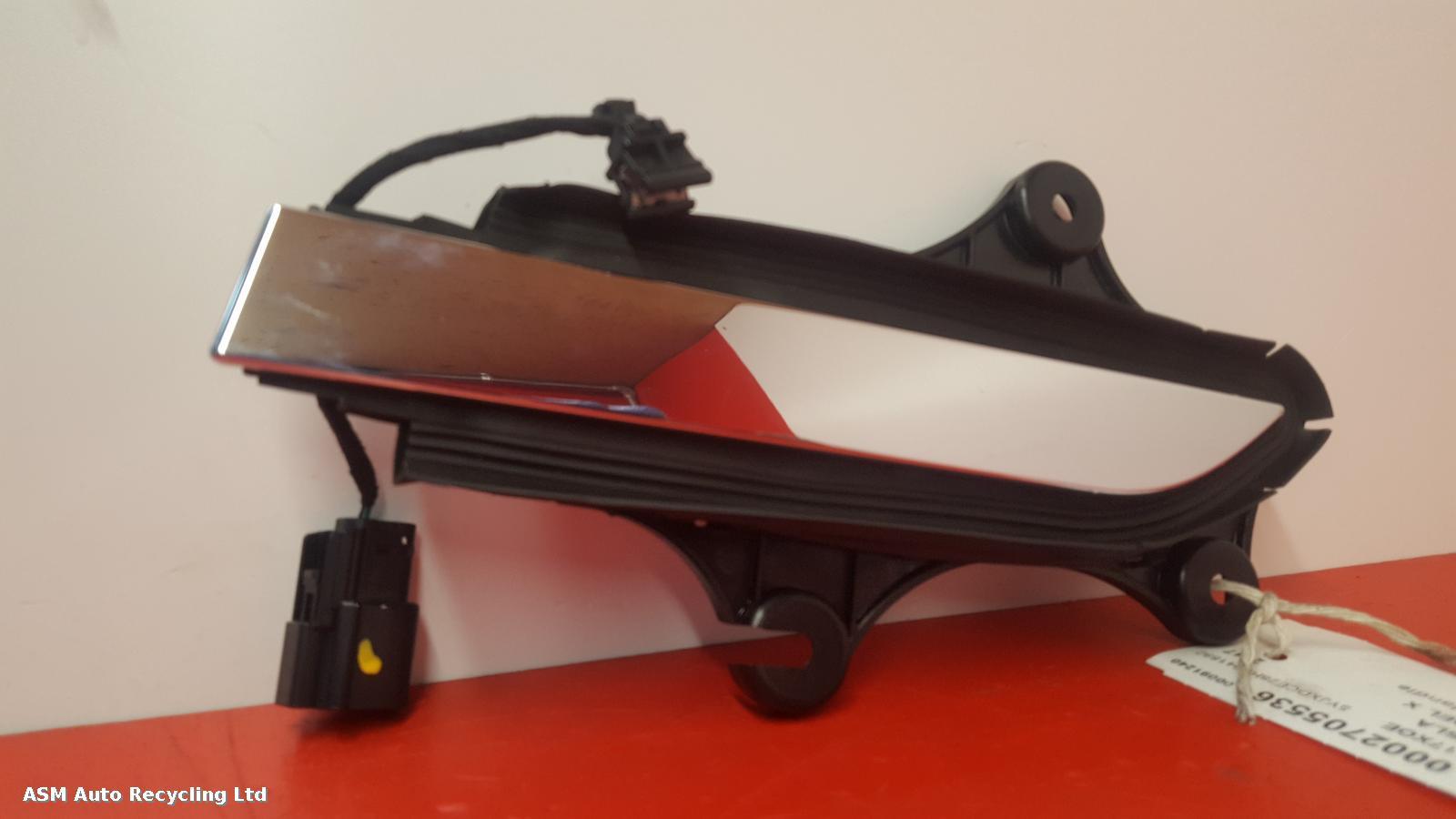 View Auto part Door Handle Tesla Model X 2017