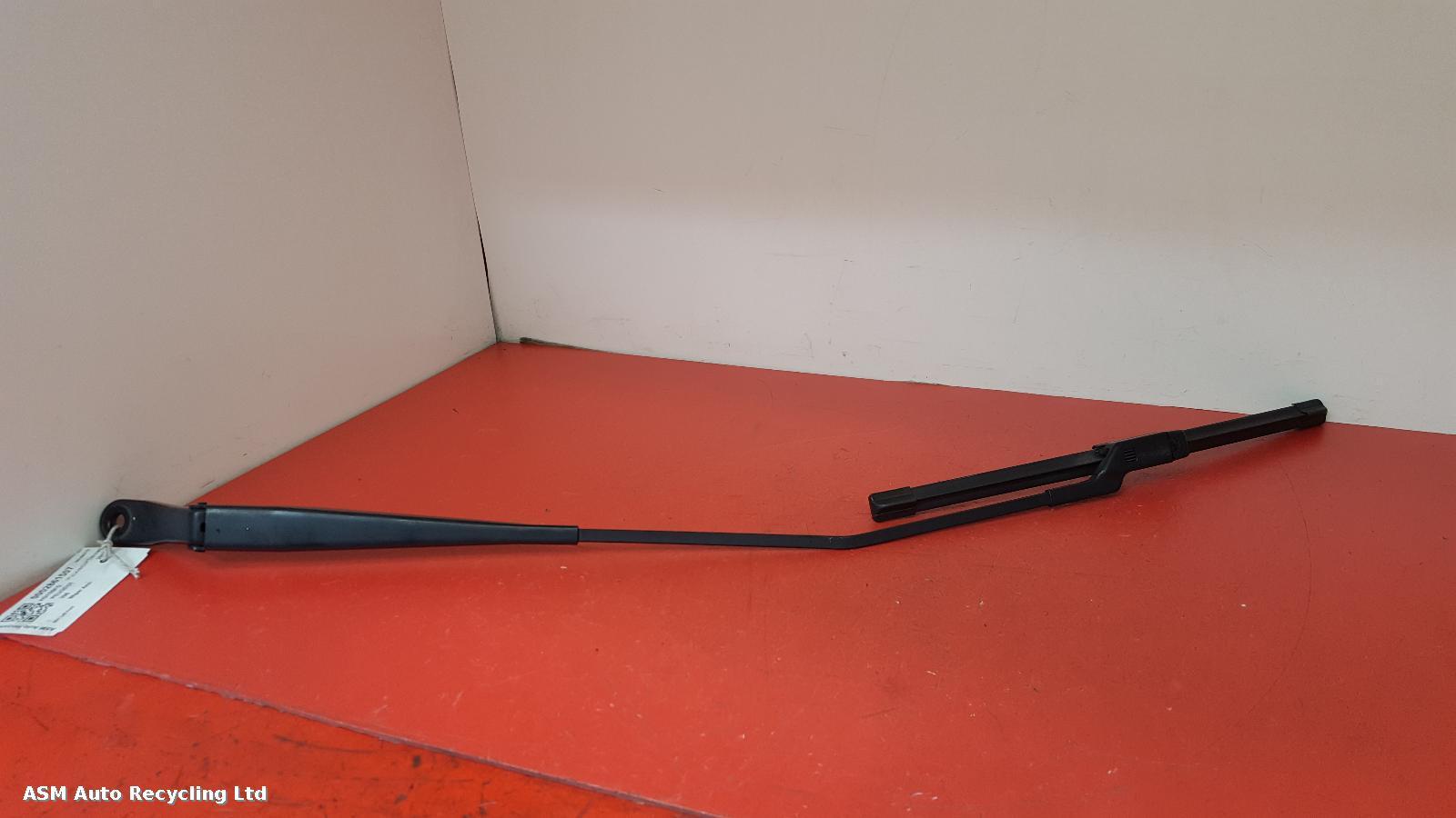 View Auto part Wiper Arm Peugeot 208 2015