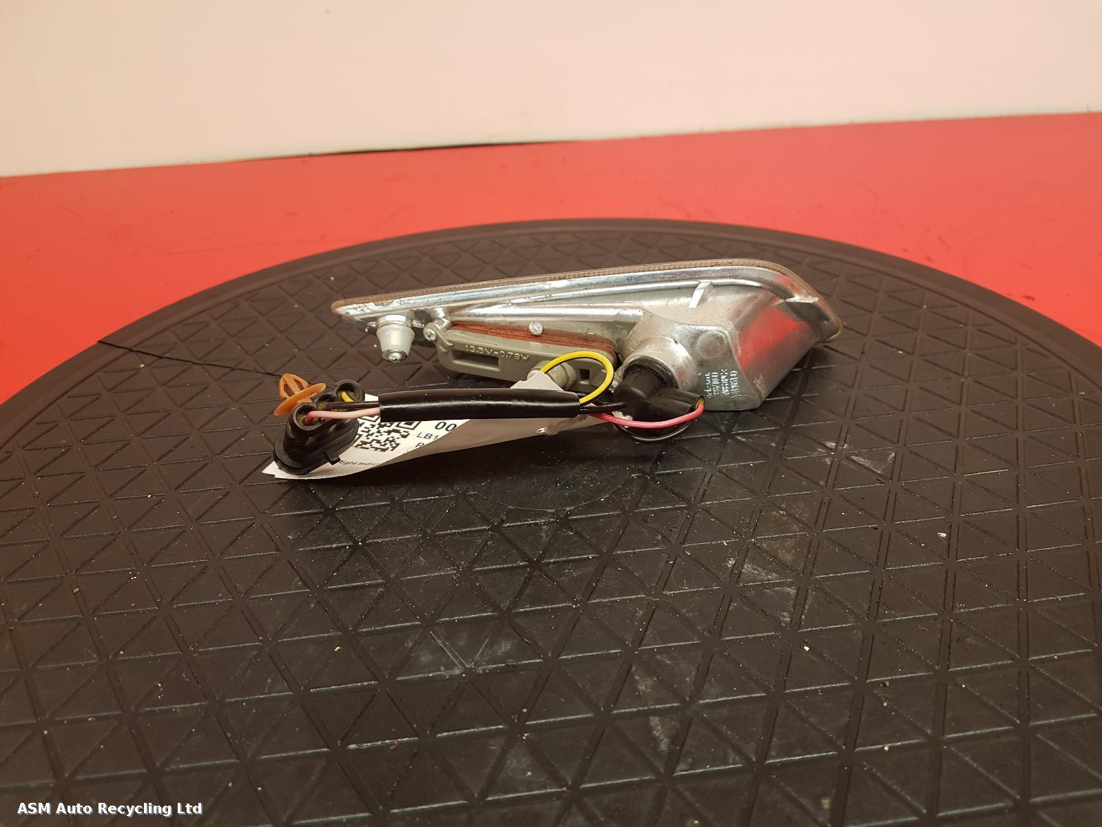 View Auto part R Indicator Light Piaggio Vespa 2017