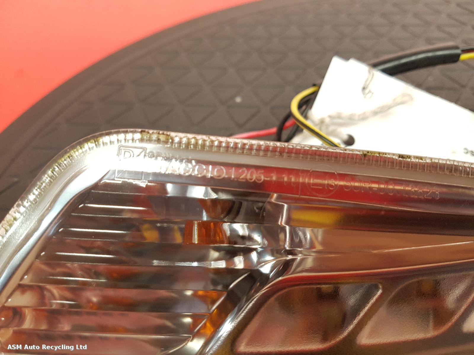 View Auto part R Indicator Light Piaggio Vespa 2017