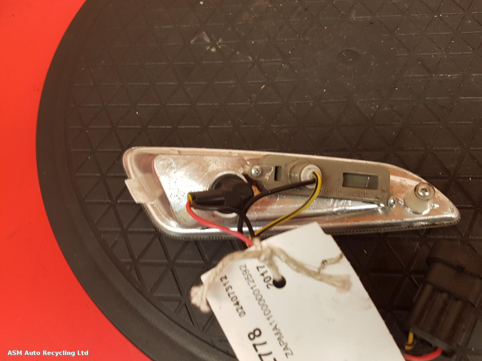 View Auto part R Indicator Light Piaggio Vespa 2017