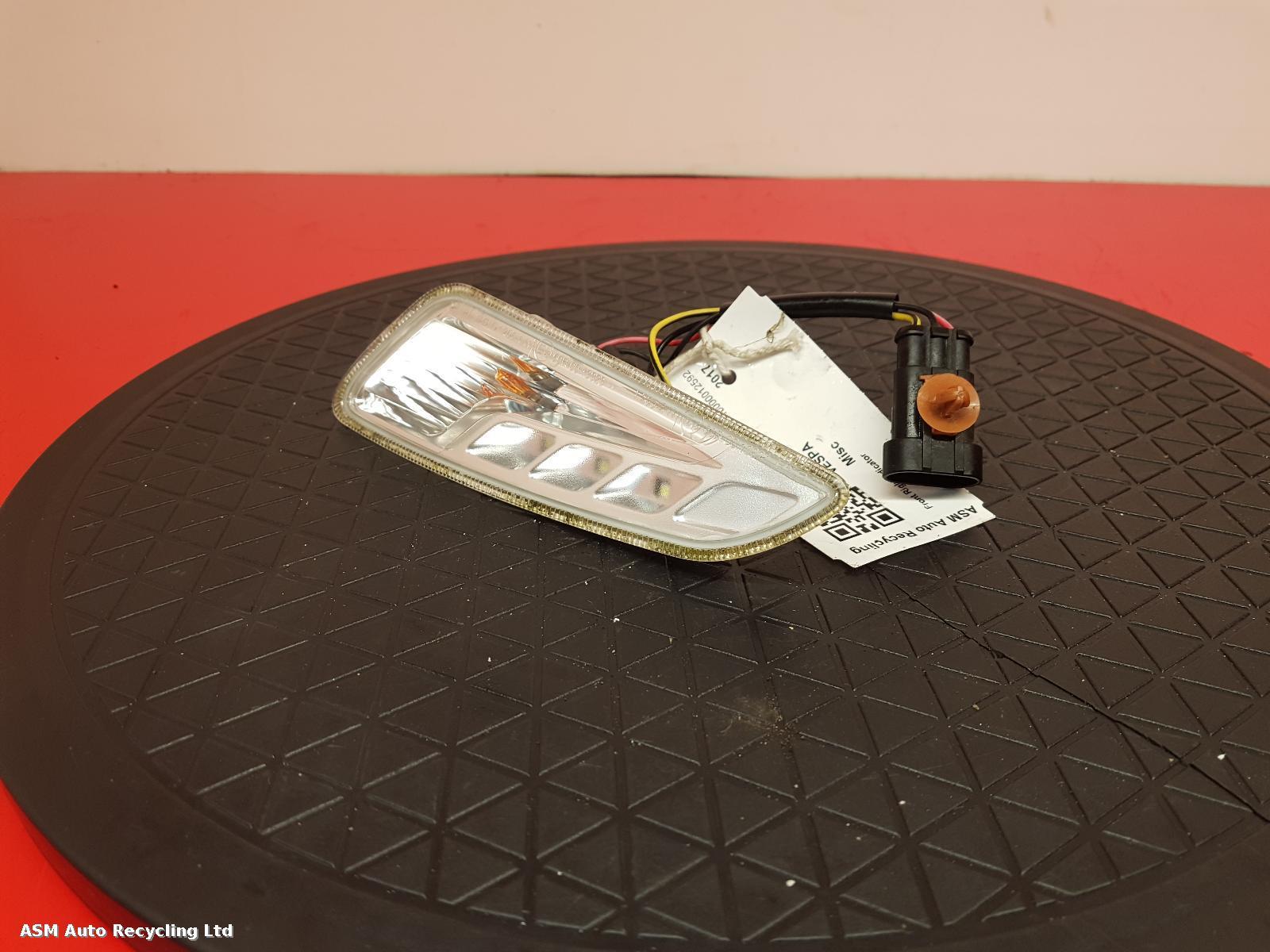 View Auto part R Indicator Light Piaggio Vespa 2017