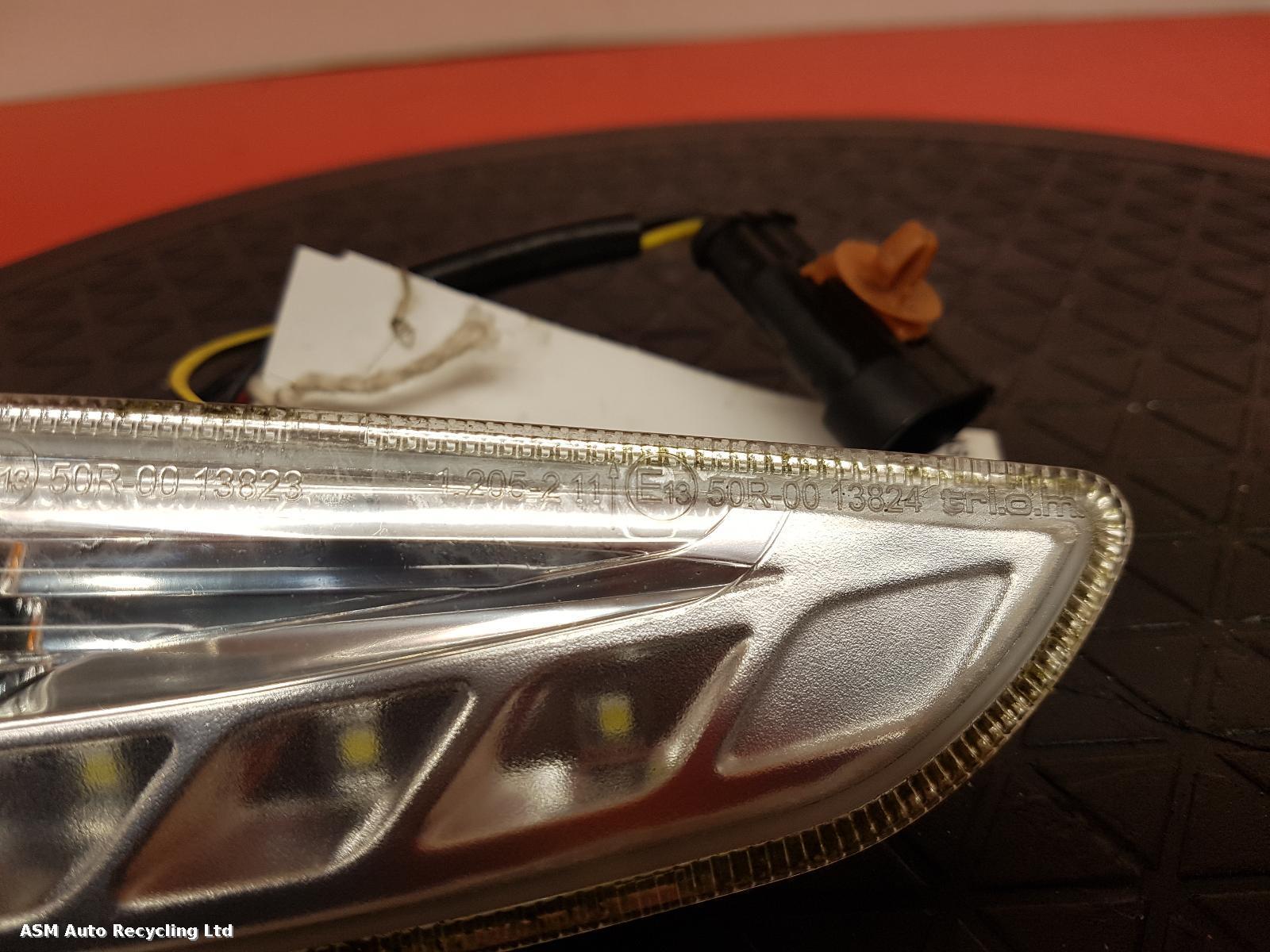 View Auto part R Indicator Light Piaggio Vespa 2017