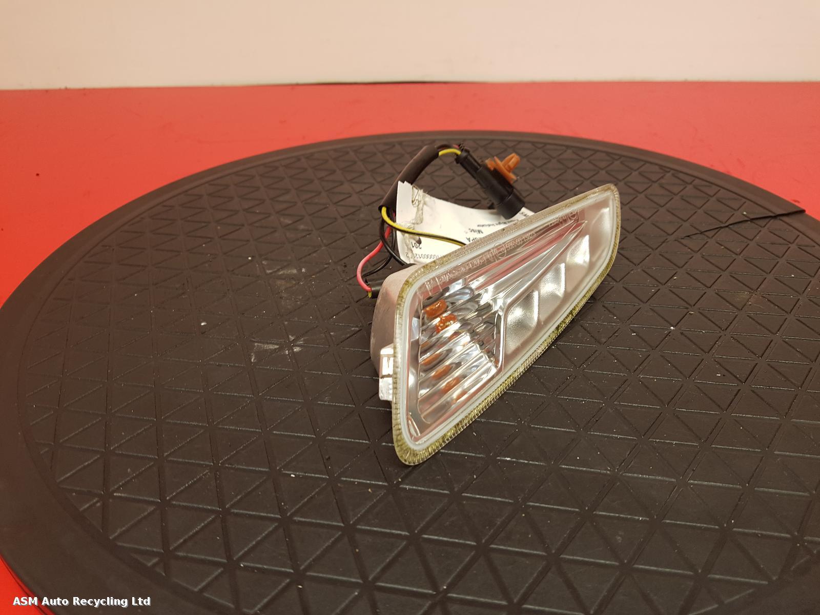 View Auto part R Indicator Light Piaggio Vespa 2017