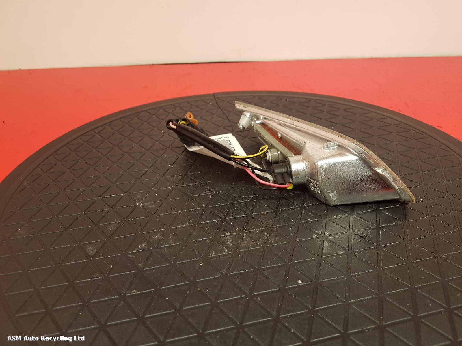 View Auto part R Indicator Light Piaggio Vespa 2017
