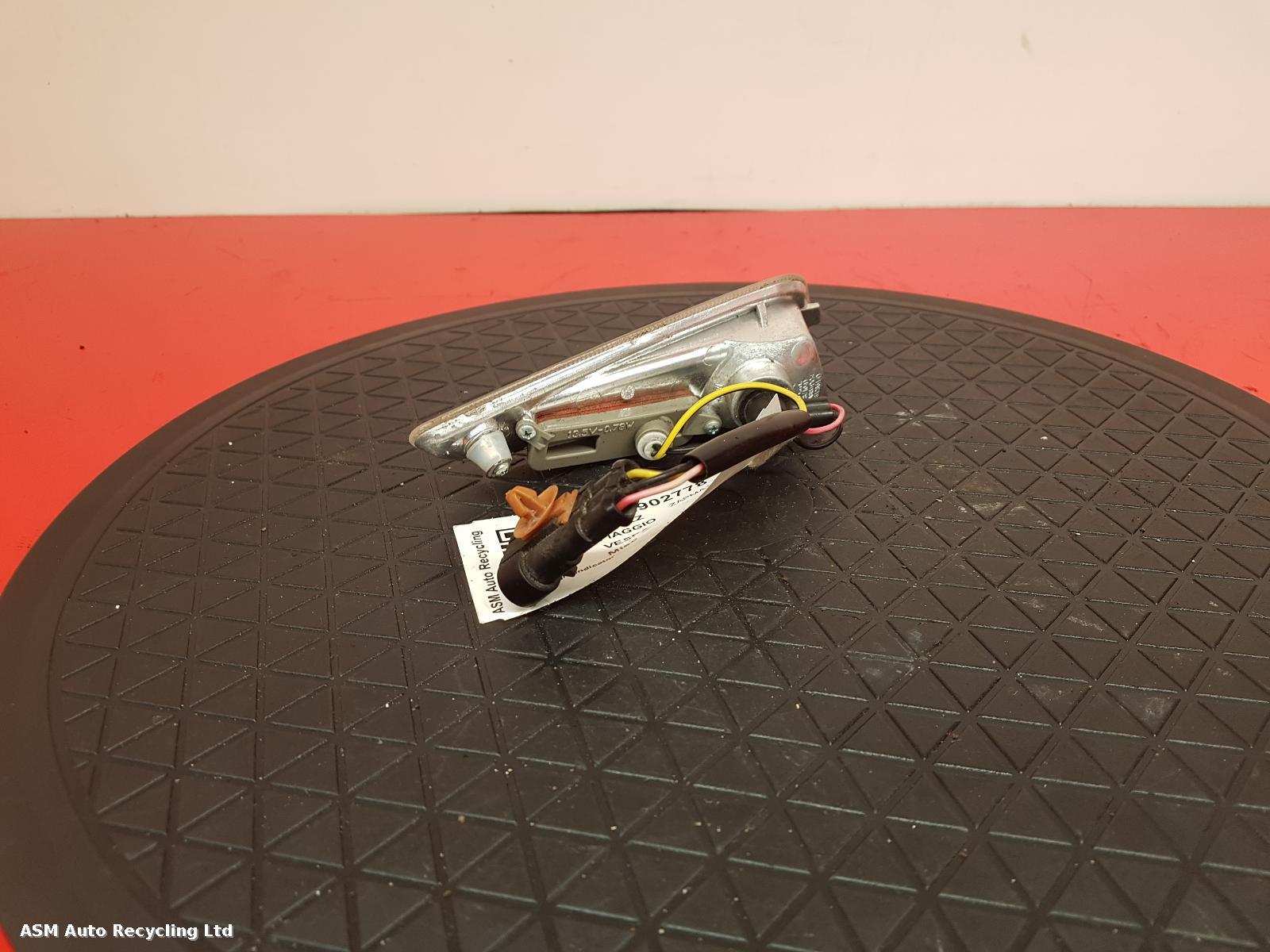 View Auto part R Indicator Light Piaggio Vespa 2017