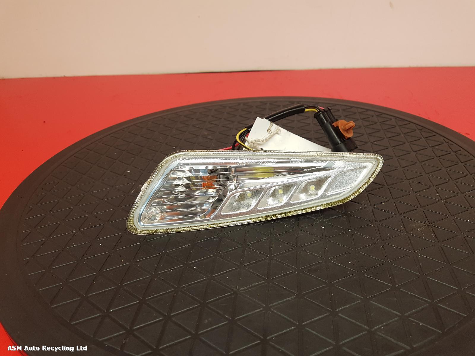 View Auto part R Indicator Light Piaggio Vespa 2017