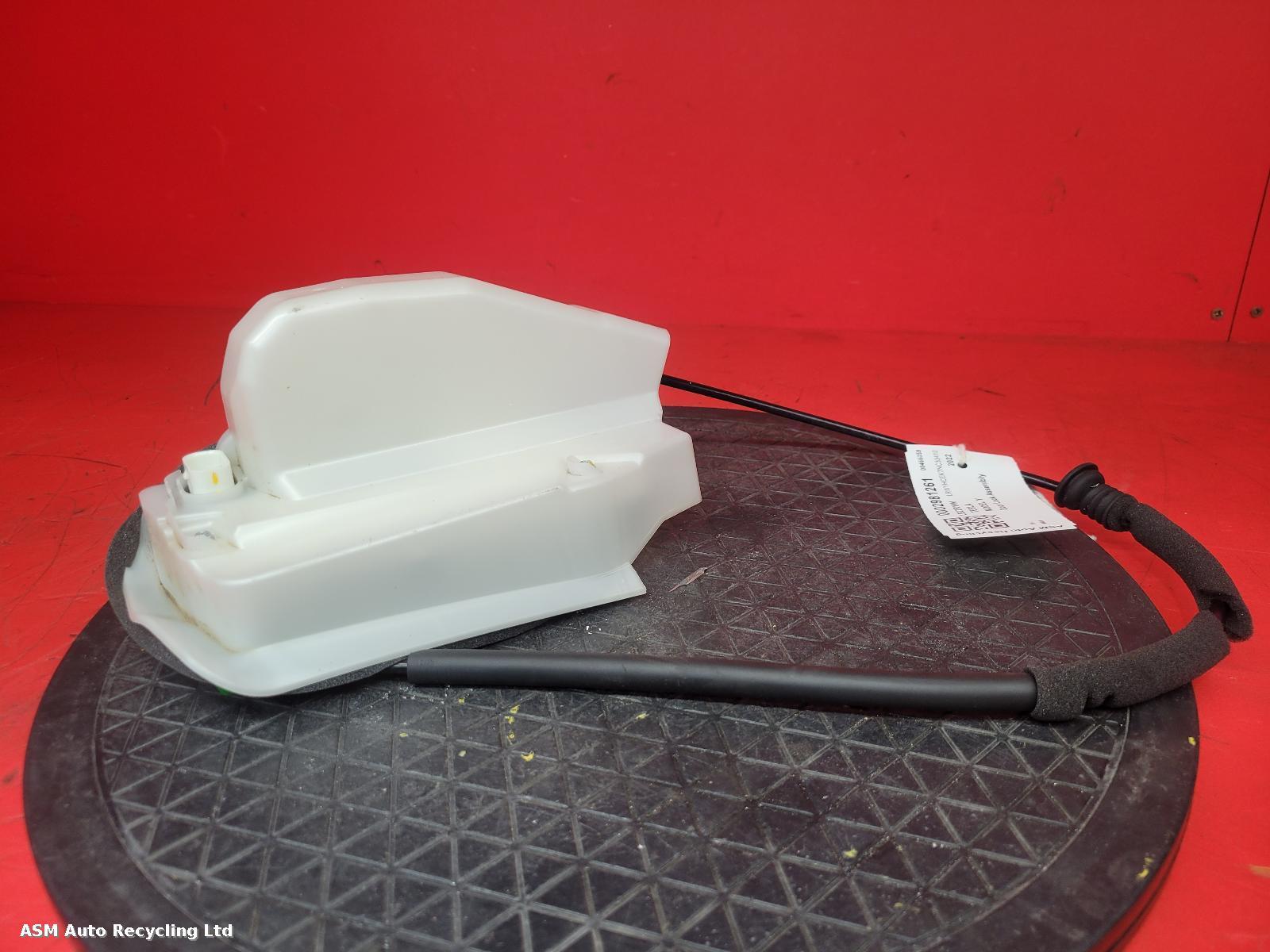 View Auto part Door Lock Assembly Tesla Model Y 2022