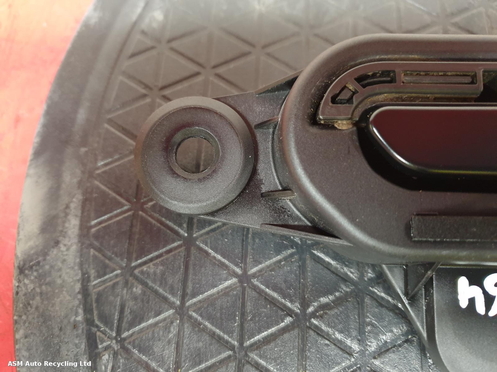 View Auto part Door Handle Tesla Model Y 2022