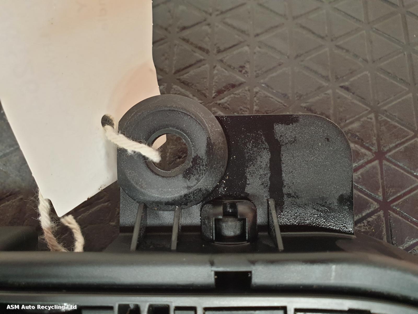 View Auto part Door Handle Tesla Model Y 2022