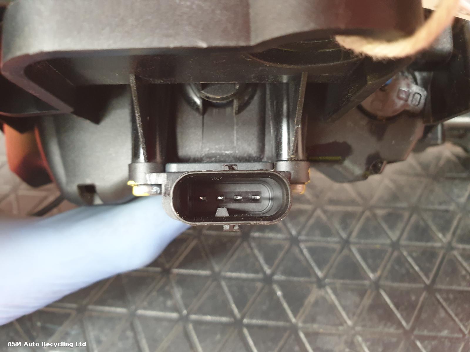 View Auto part Door Handle Tesla Model Y 2022