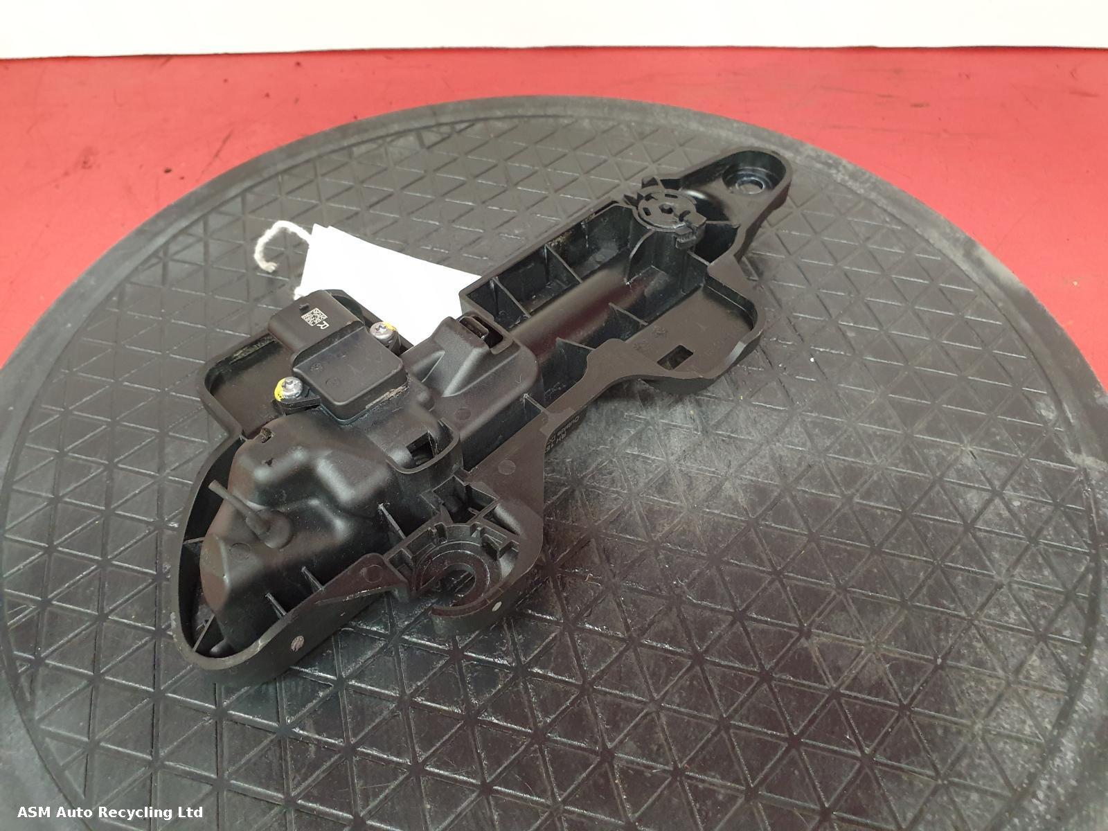 View Auto part Door Handle Tesla Model Y 2022