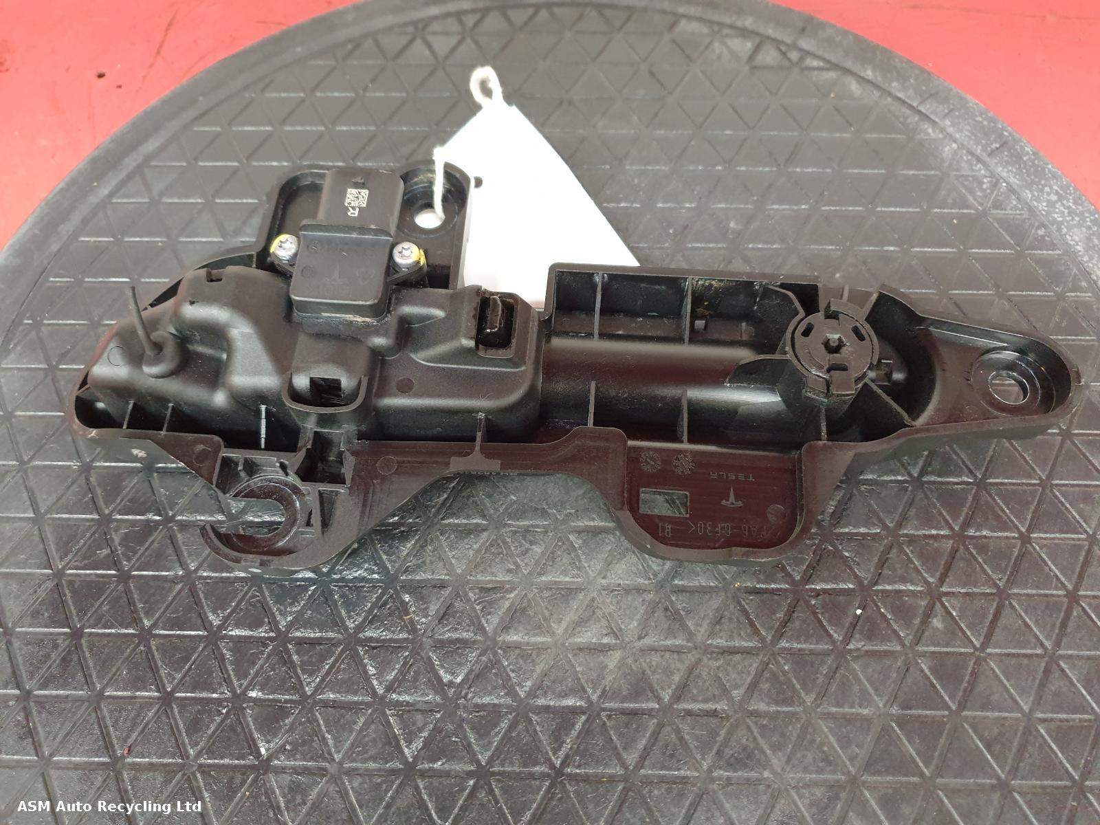 View Auto part Door Handle Tesla Model Y 2022