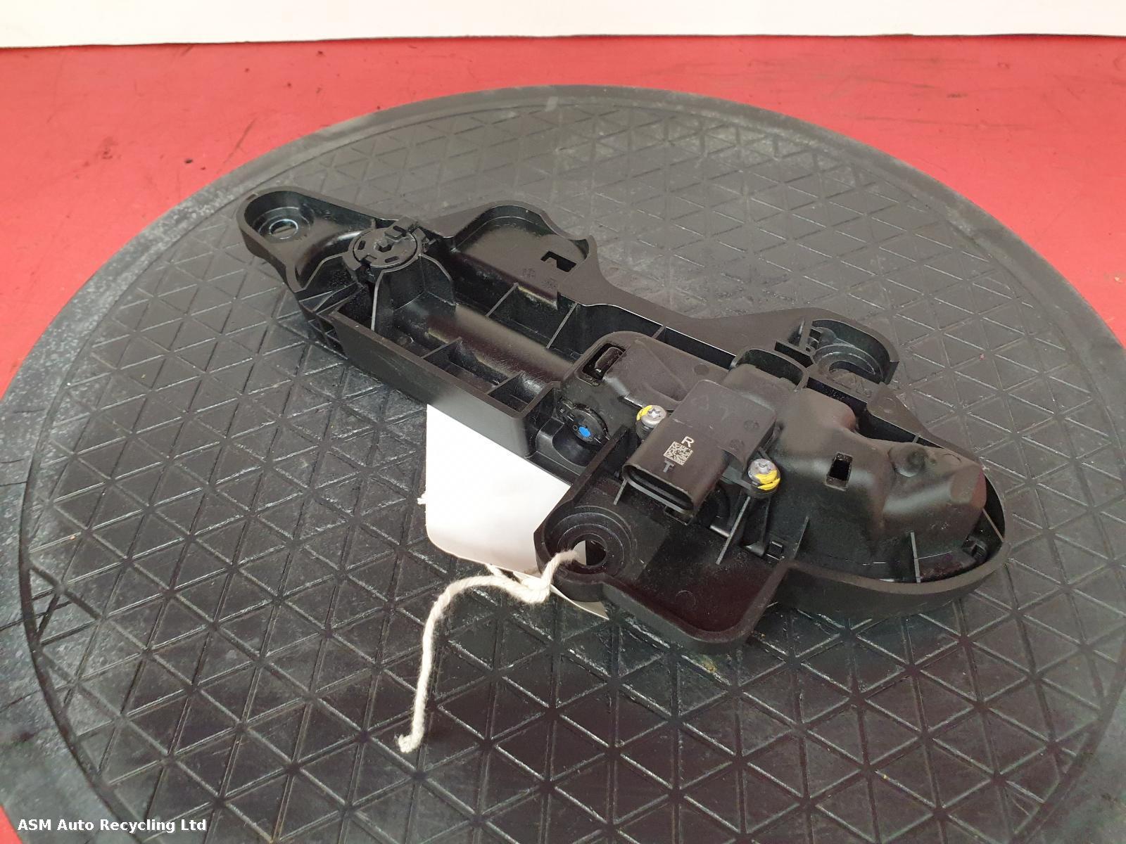 View Auto part Door Handle Tesla Model Y 2022