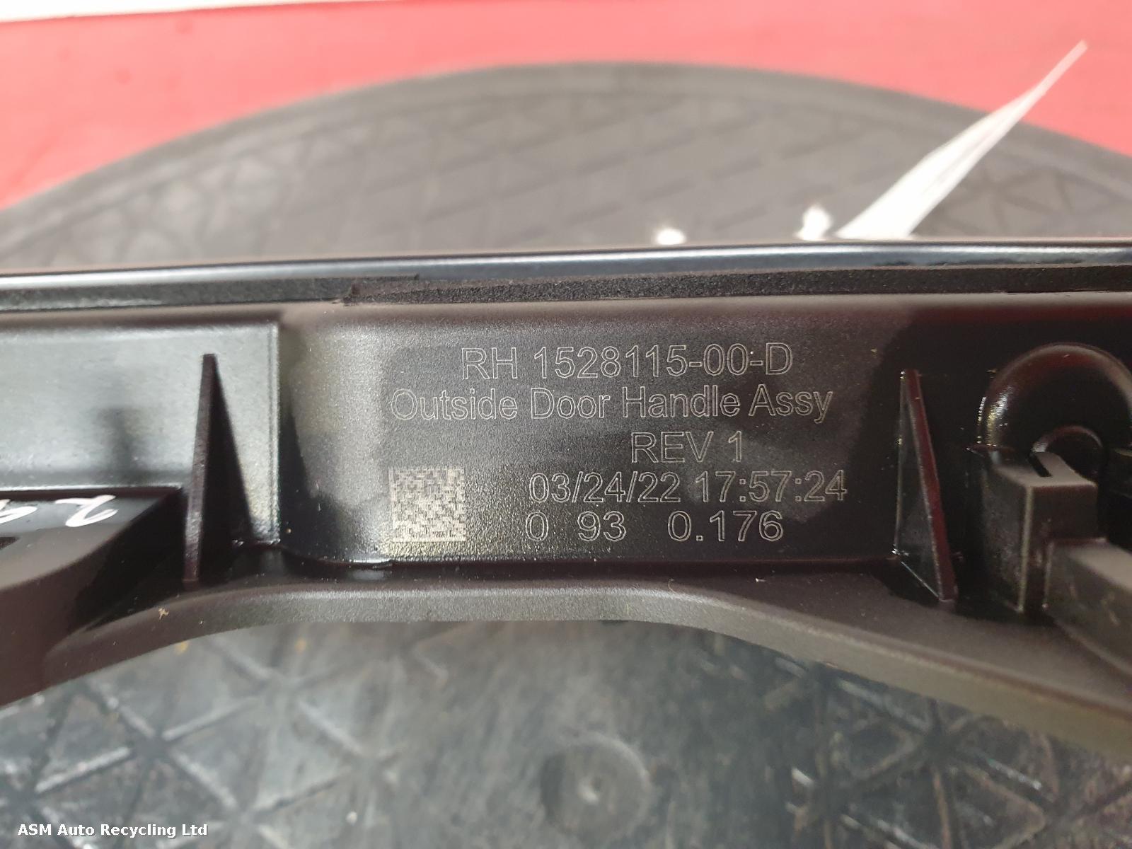 View Auto part Door Handle Tesla Model Y 2022
