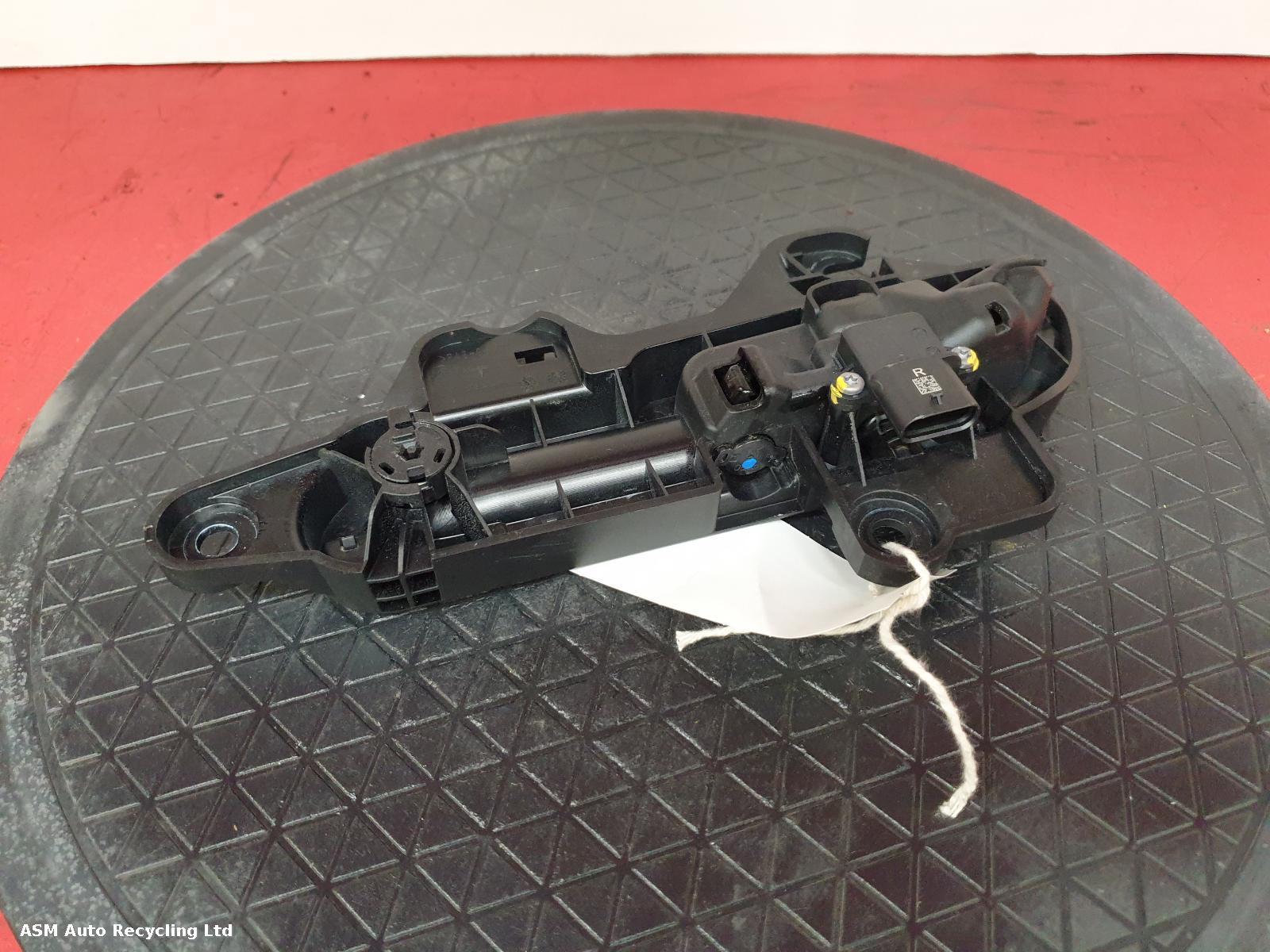 View Auto part Door Handle Tesla Model Y 2022