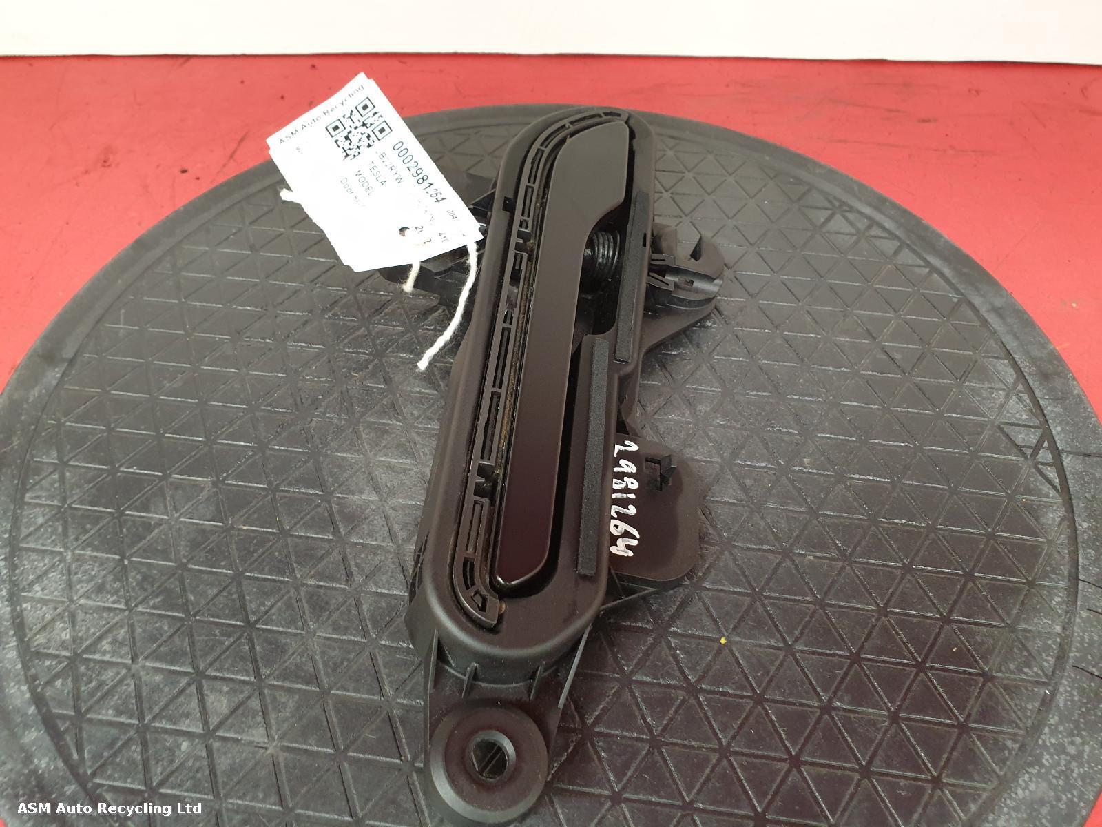 View Auto part Door Handle Tesla Model Y 2022