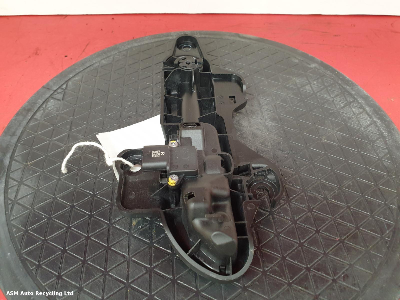 View Auto part Door Handle Tesla Model Y 2022