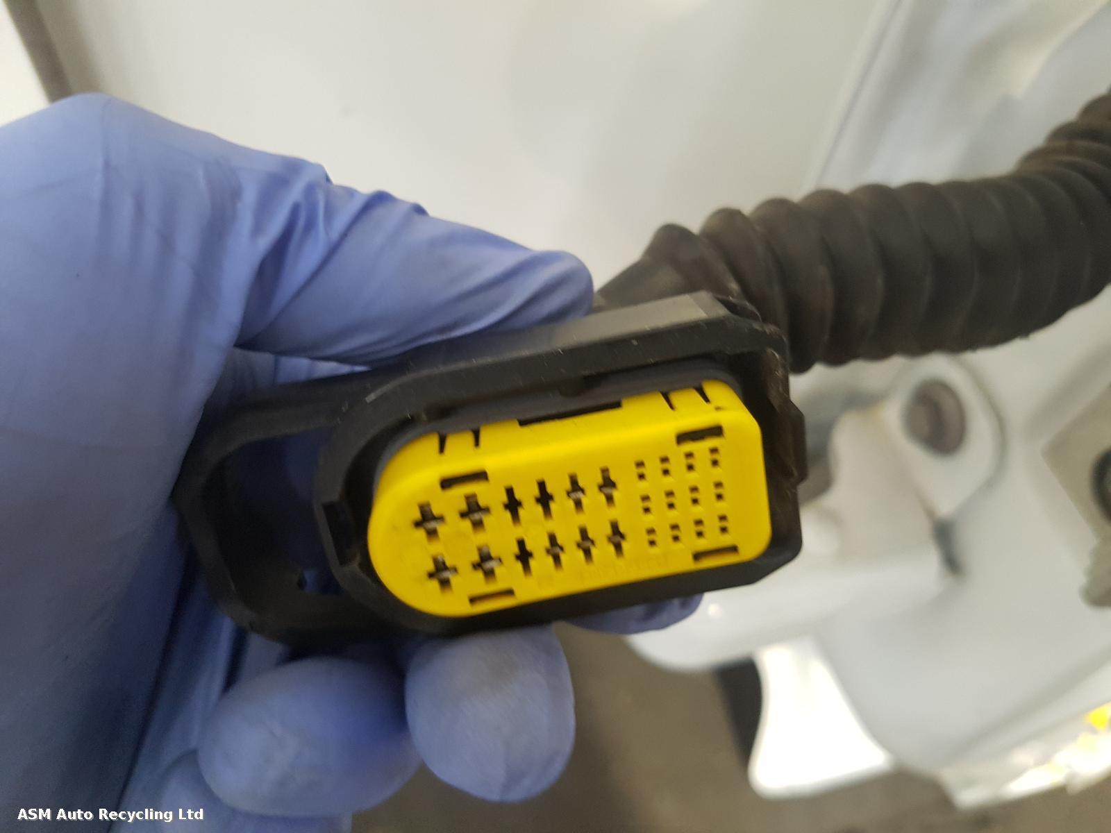 View Auto part R Front Door Renault Trafic 2012