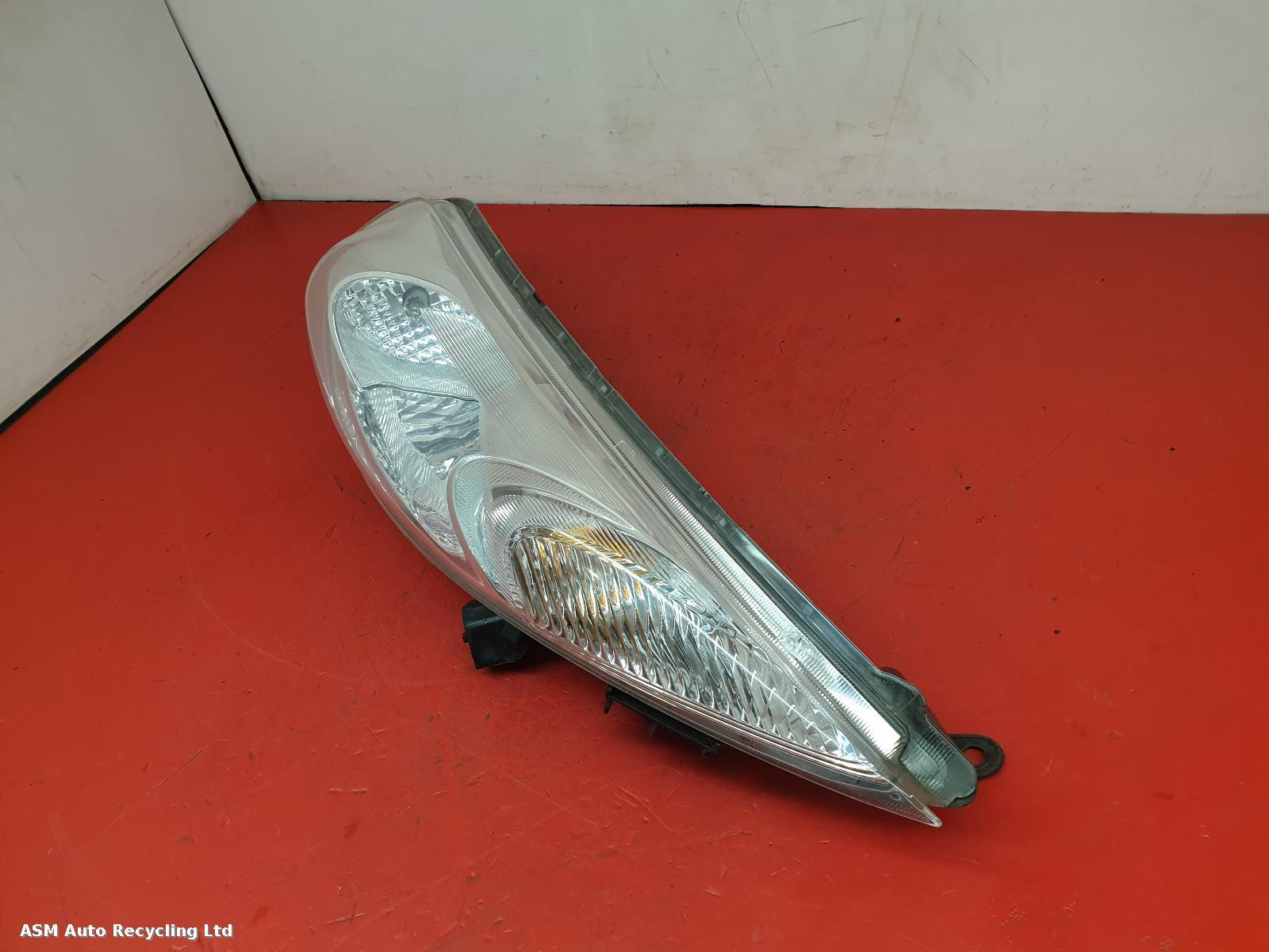 View Auto part R Headlamp Nissan Juke 2012