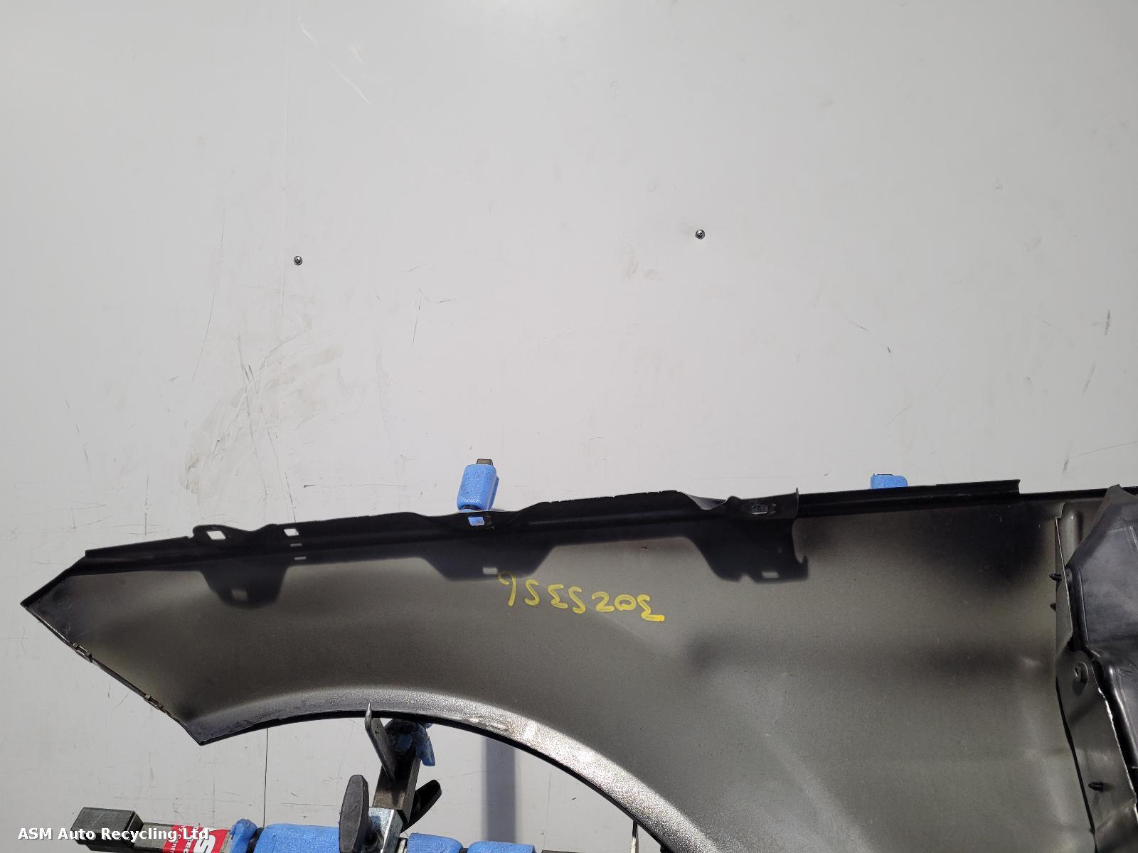 View Auto part R Wing Mercedes C Class 2008