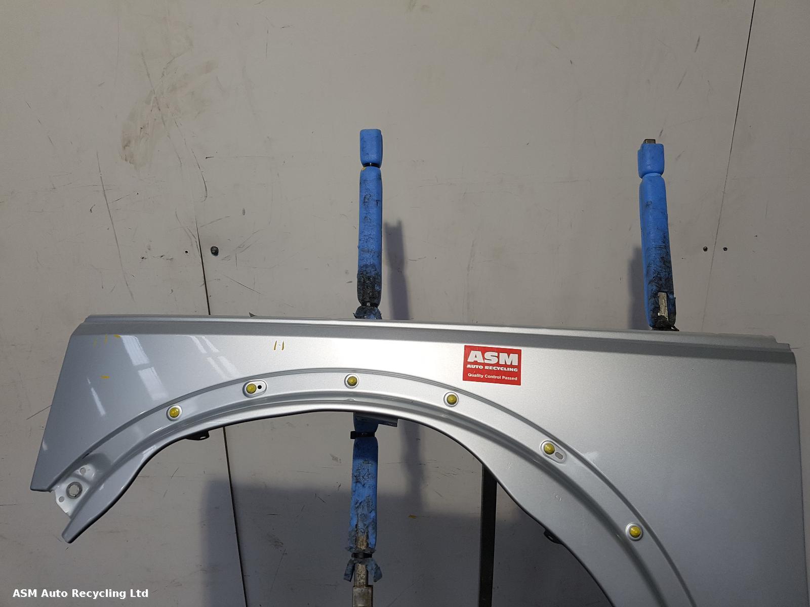View Auto part L Wing Land Rover Discovery 2006