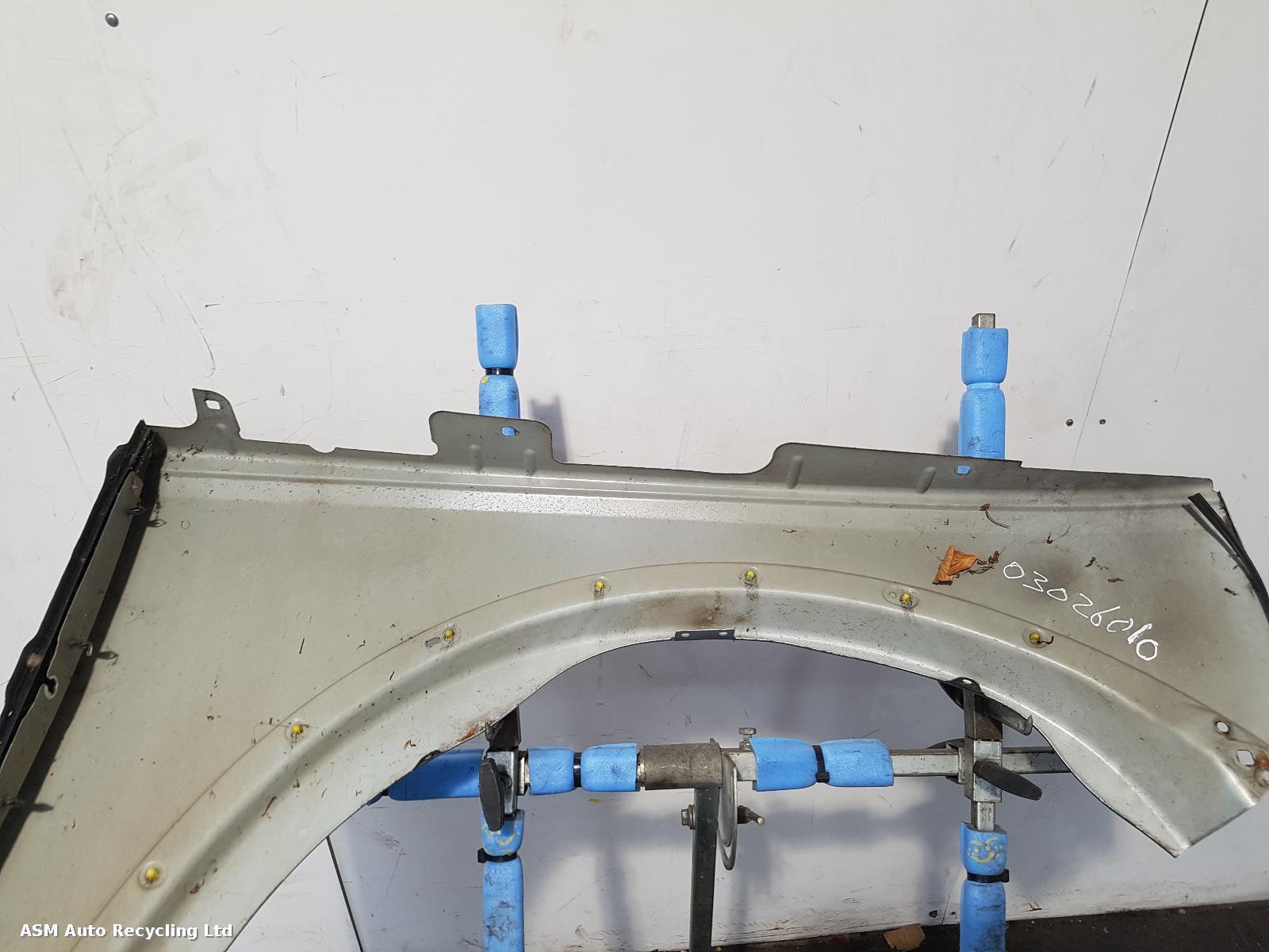 View Auto part L Wing Land Rover Discovery 2006