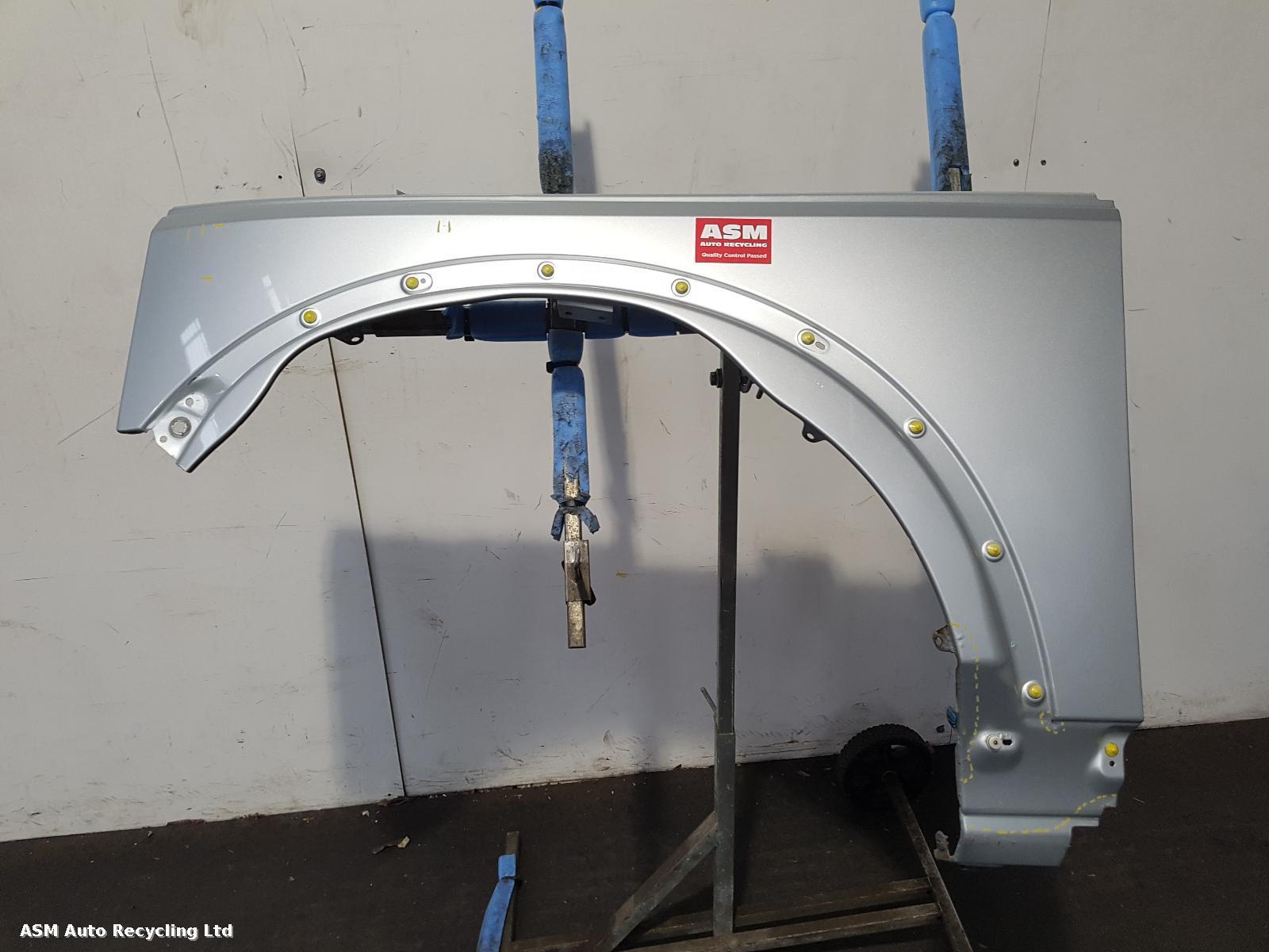 View Auto part L Wing Land Rover Discovery 2006