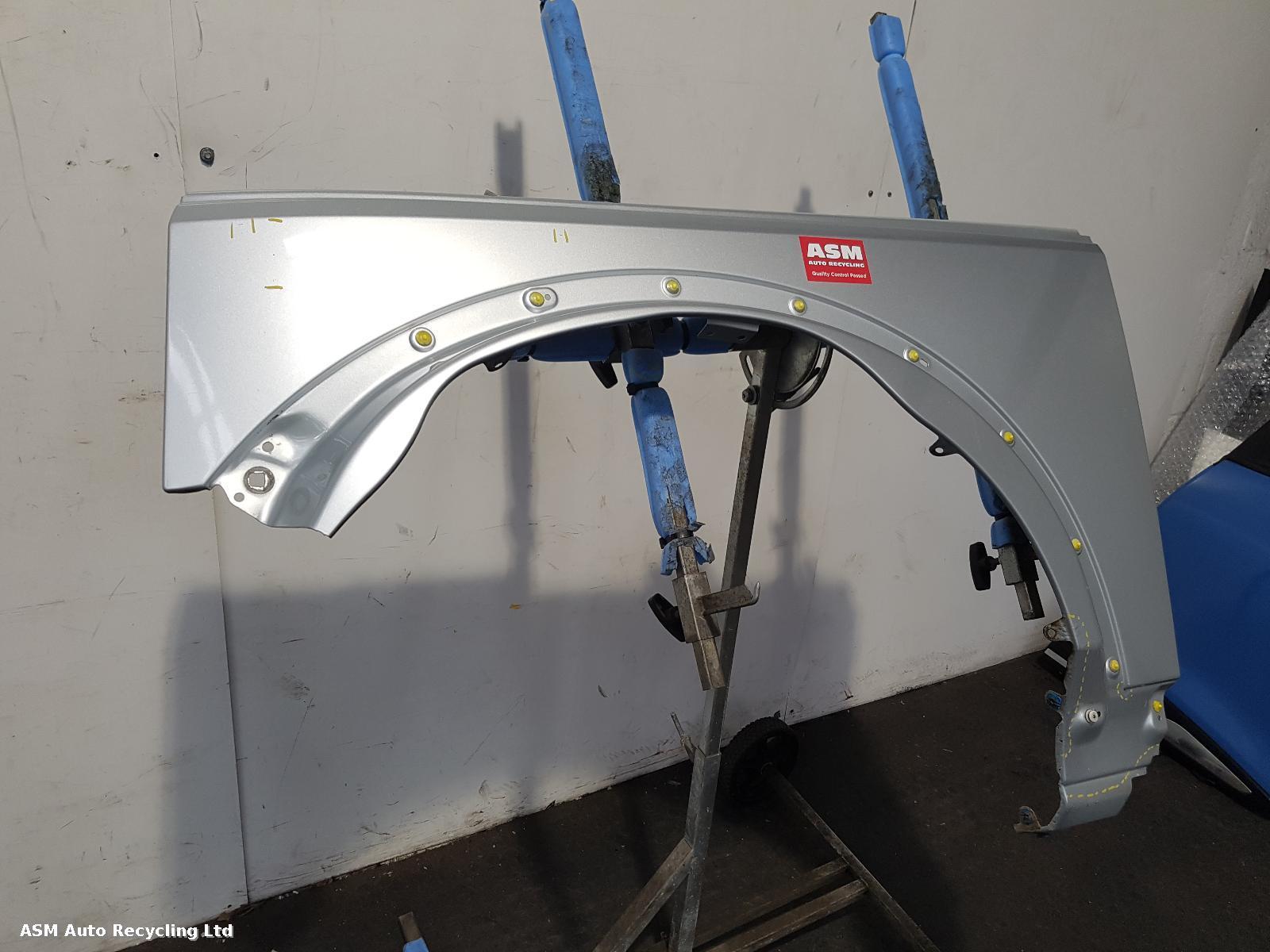 View Auto part L Wing Land Rover Discovery 2006
