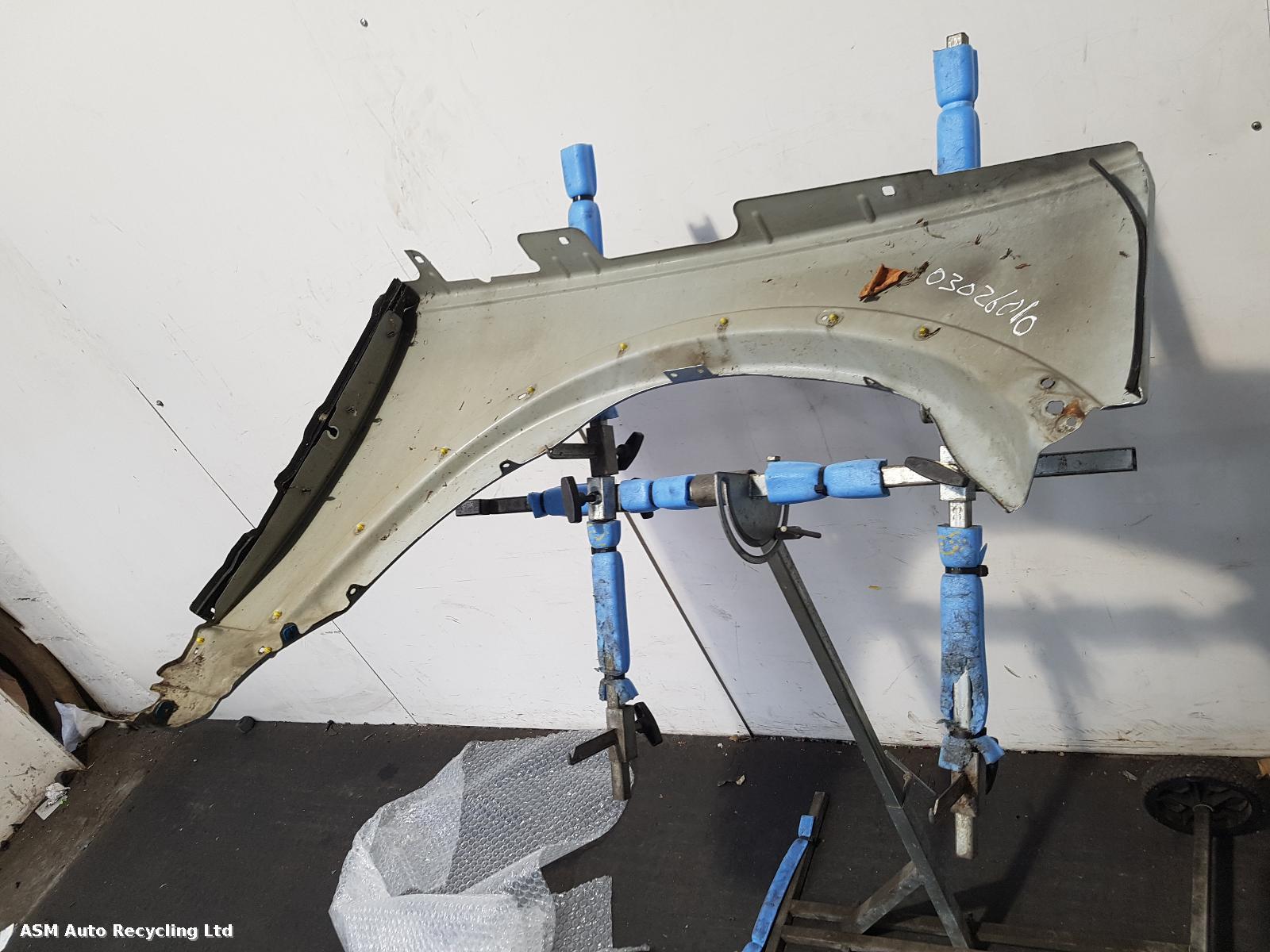 View Auto part L Wing Land Rover Discovery 2006