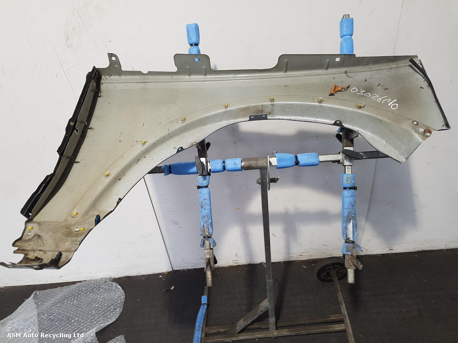View Auto part L Wing Land Rover Discovery 2006
