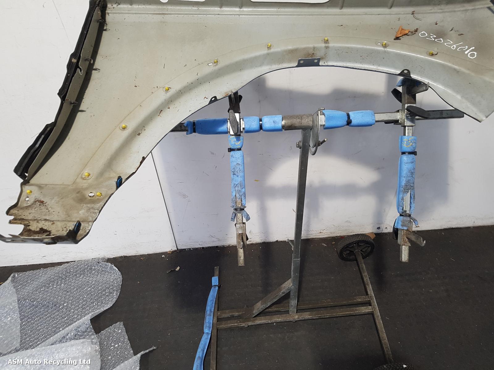 View Auto part L Wing Land Rover Discovery 2006
