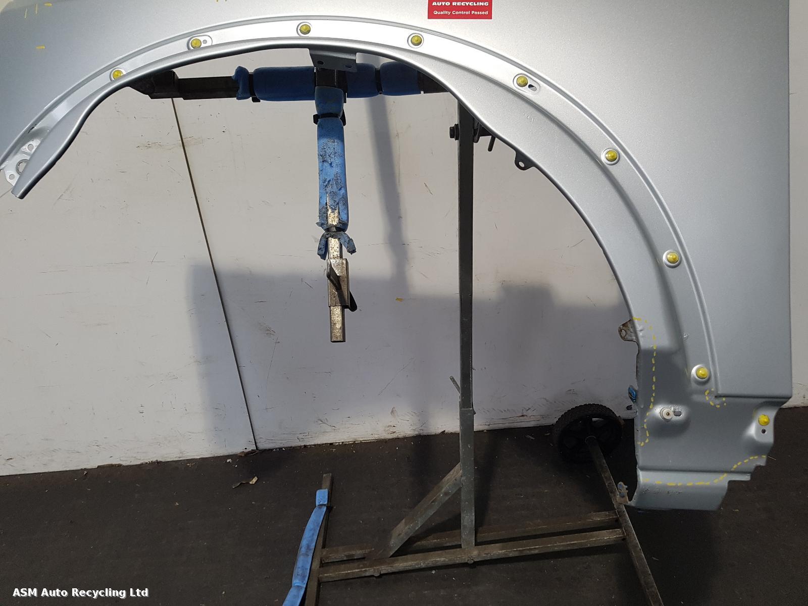 View Auto part L Wing Land Rover Discovery 2006