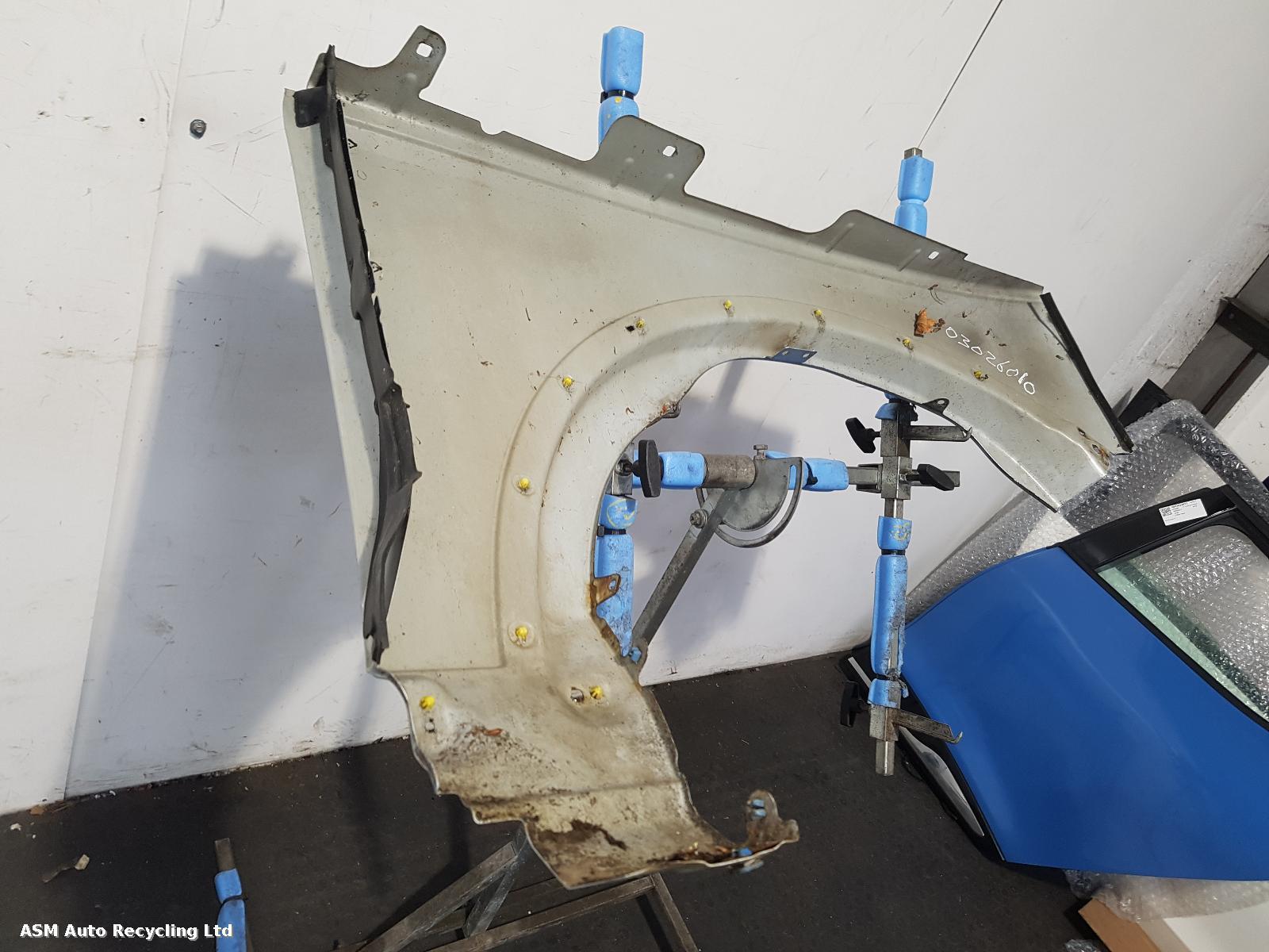 View Auto part L Wing Land Rover Discovery 2006
