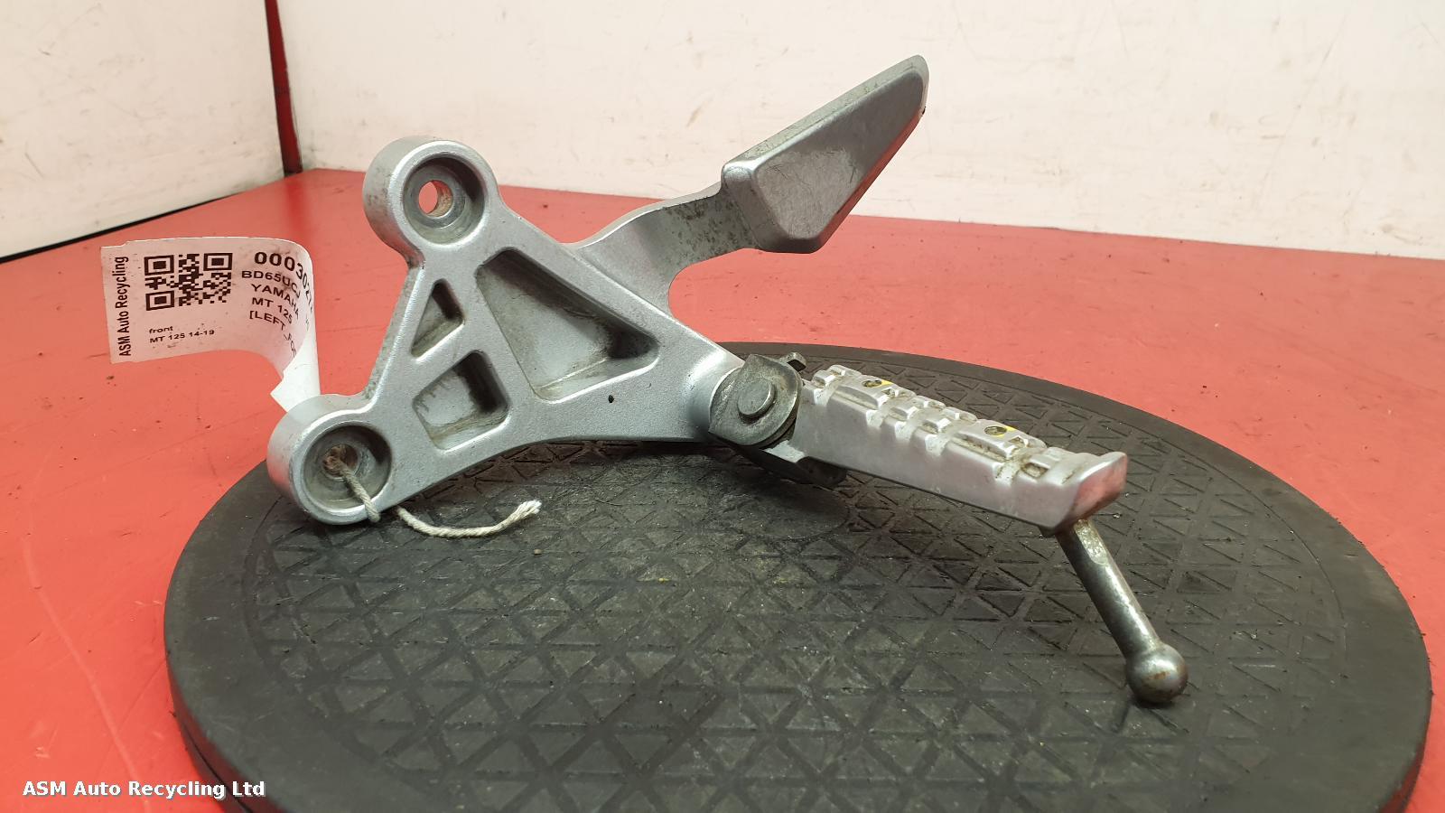 View Auto part Left Footrest Yamaha Mt 125 2015