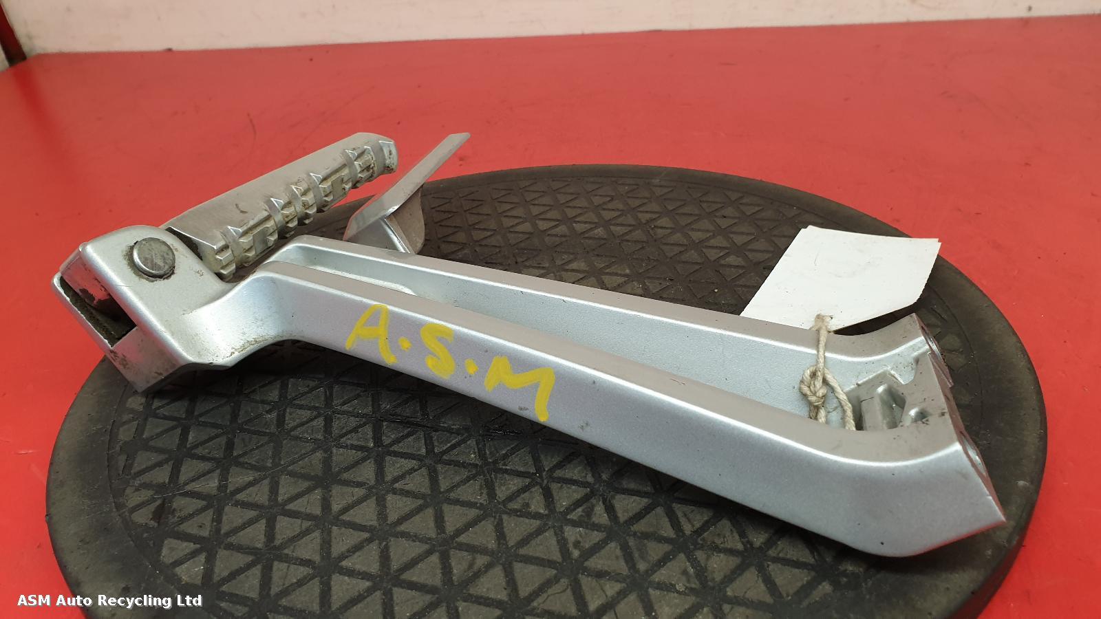 View Auto part Right Footrest Yamaha Mt 125 2015