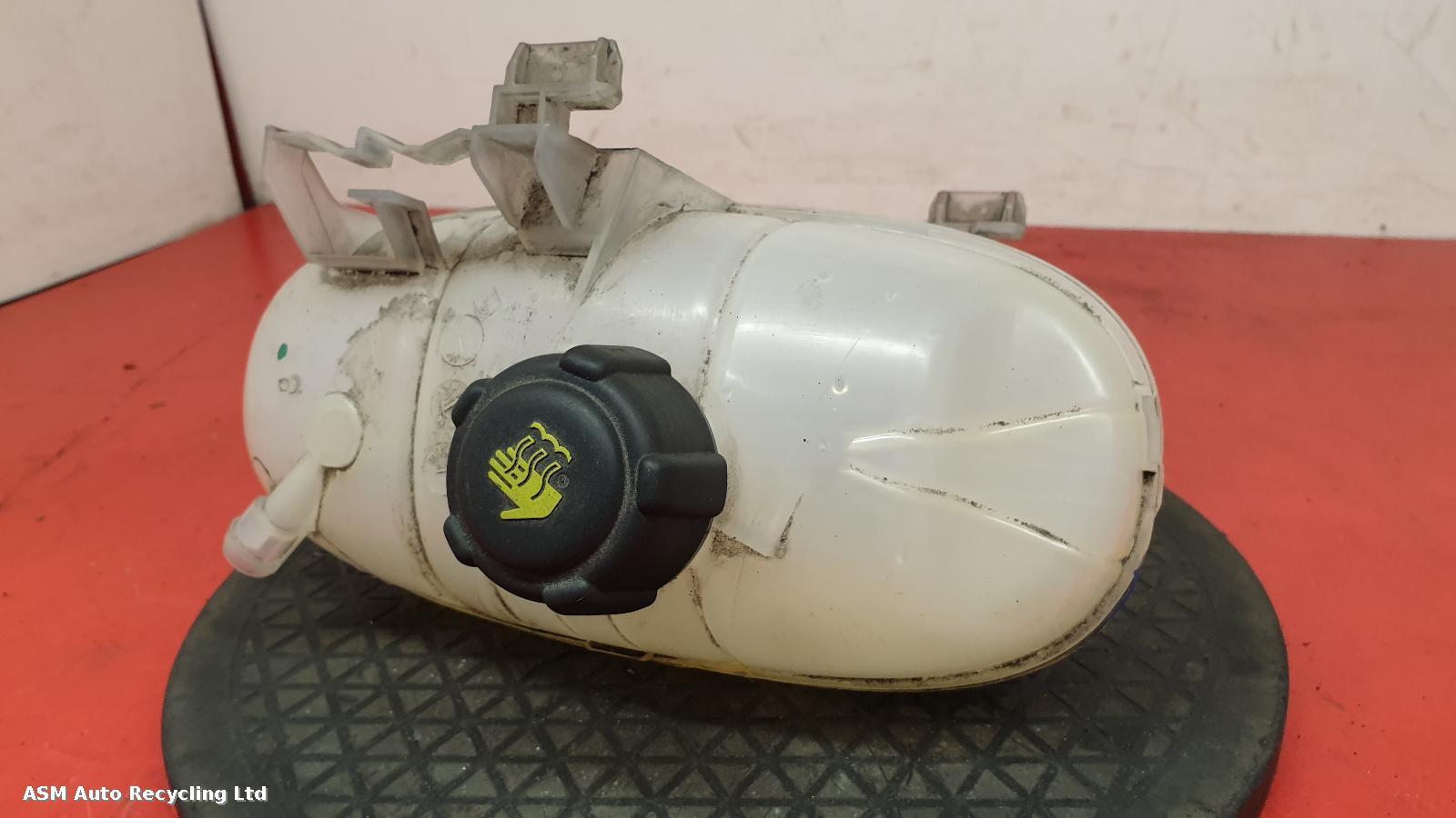 View Auto part Overflow Bottle Renault Trafic 2017