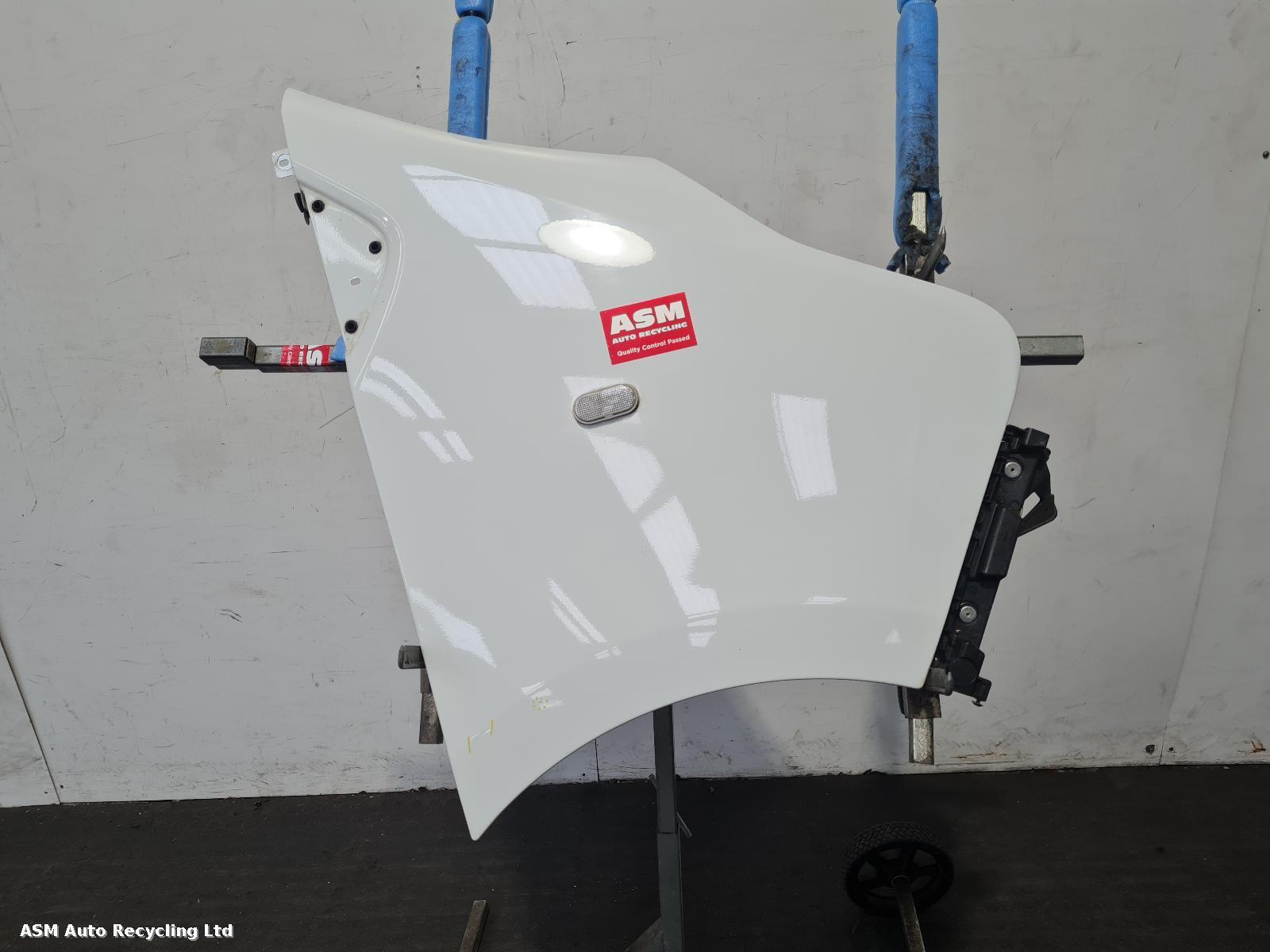 View Auto part R Wing Vauxhall Vivaro 2018