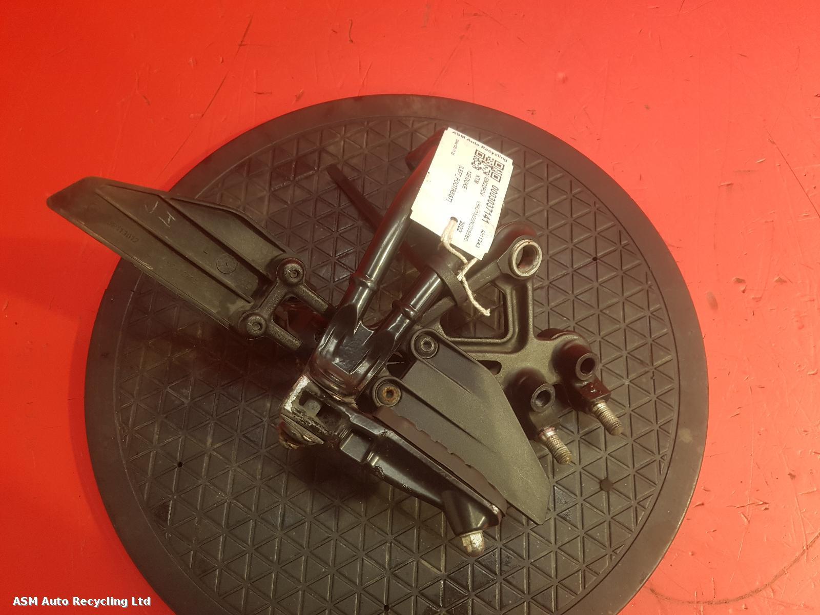 View Auto part Left Footrest Ktm 125 Duke 2022
