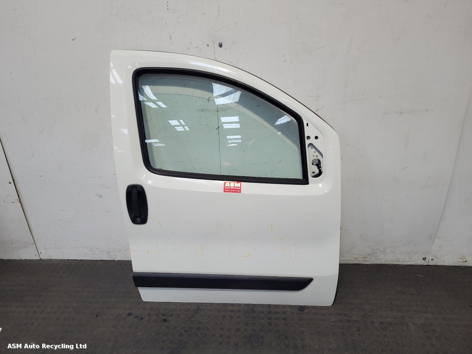 View Auto part R Front Door Fiat Fiorino 2015