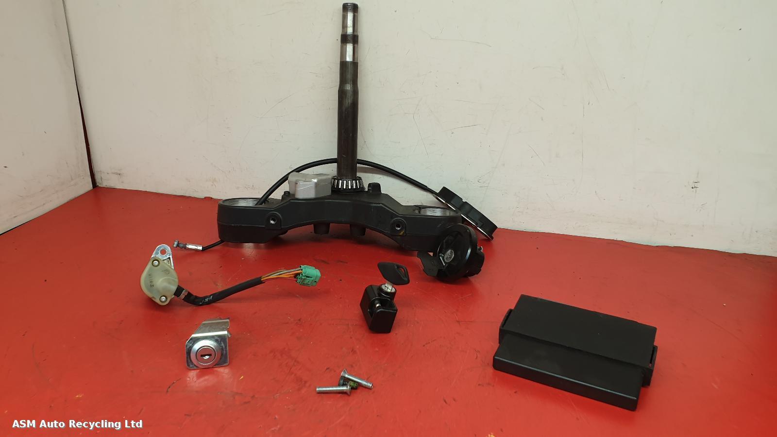 View Auto part Comp.Lock Set + Keys Suzuki Vzr 2016