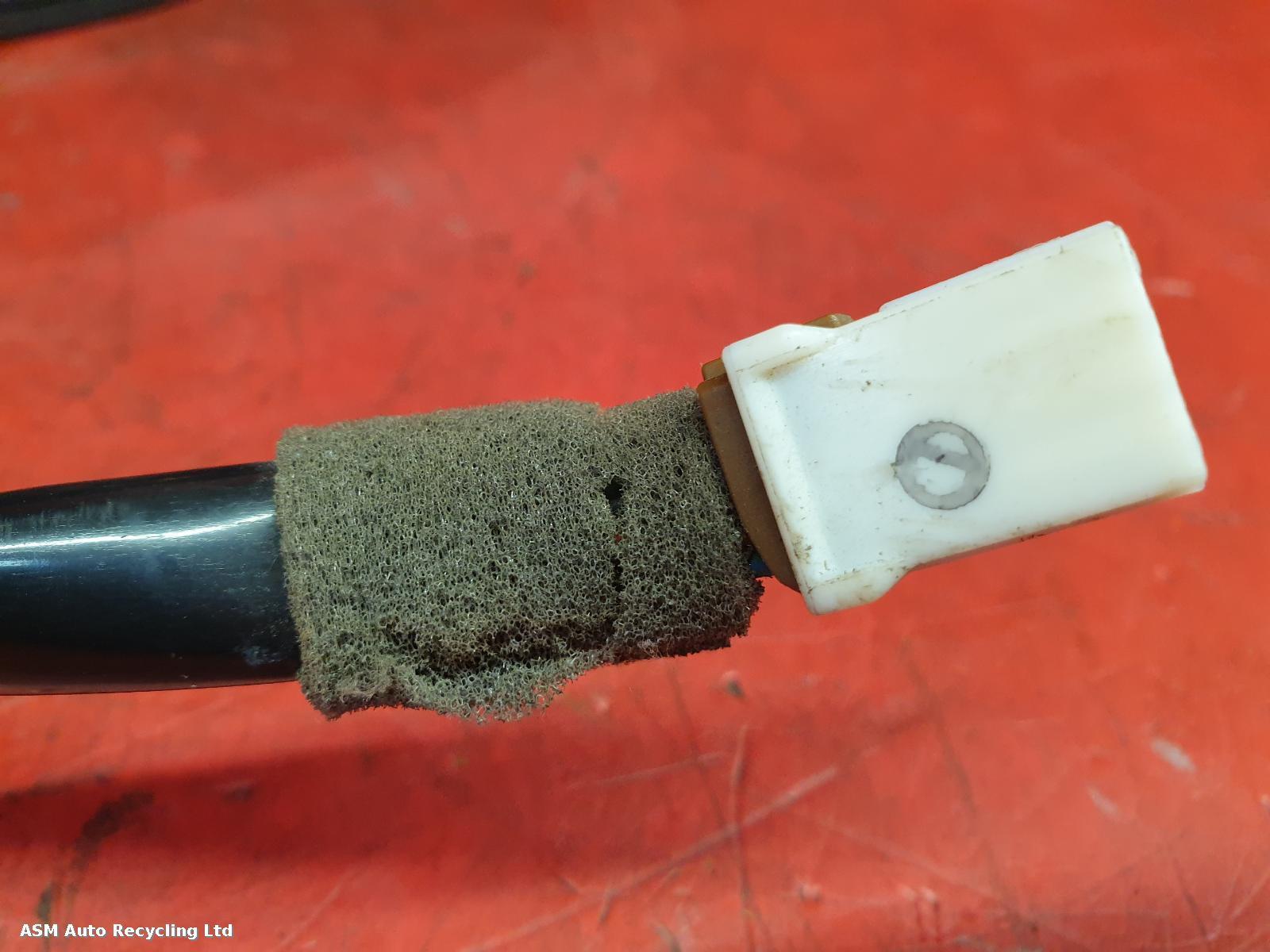 View Auto part R Taillight Mitsubishi Outlander 2004