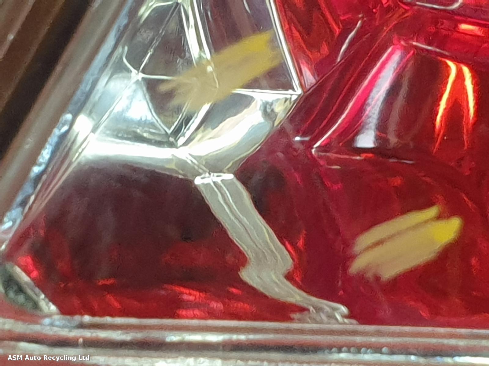 View Auto part R Taillight Mitsubishi Outlander 2004