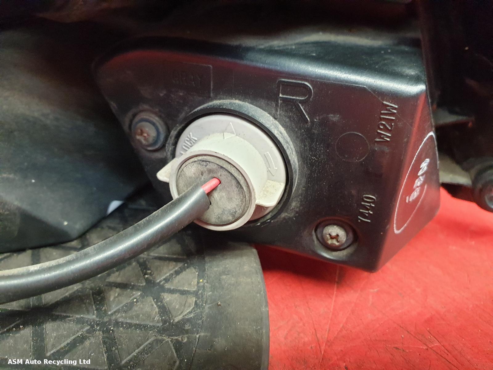 View Auto part R Taillight Mitsubishi Outlander 2004