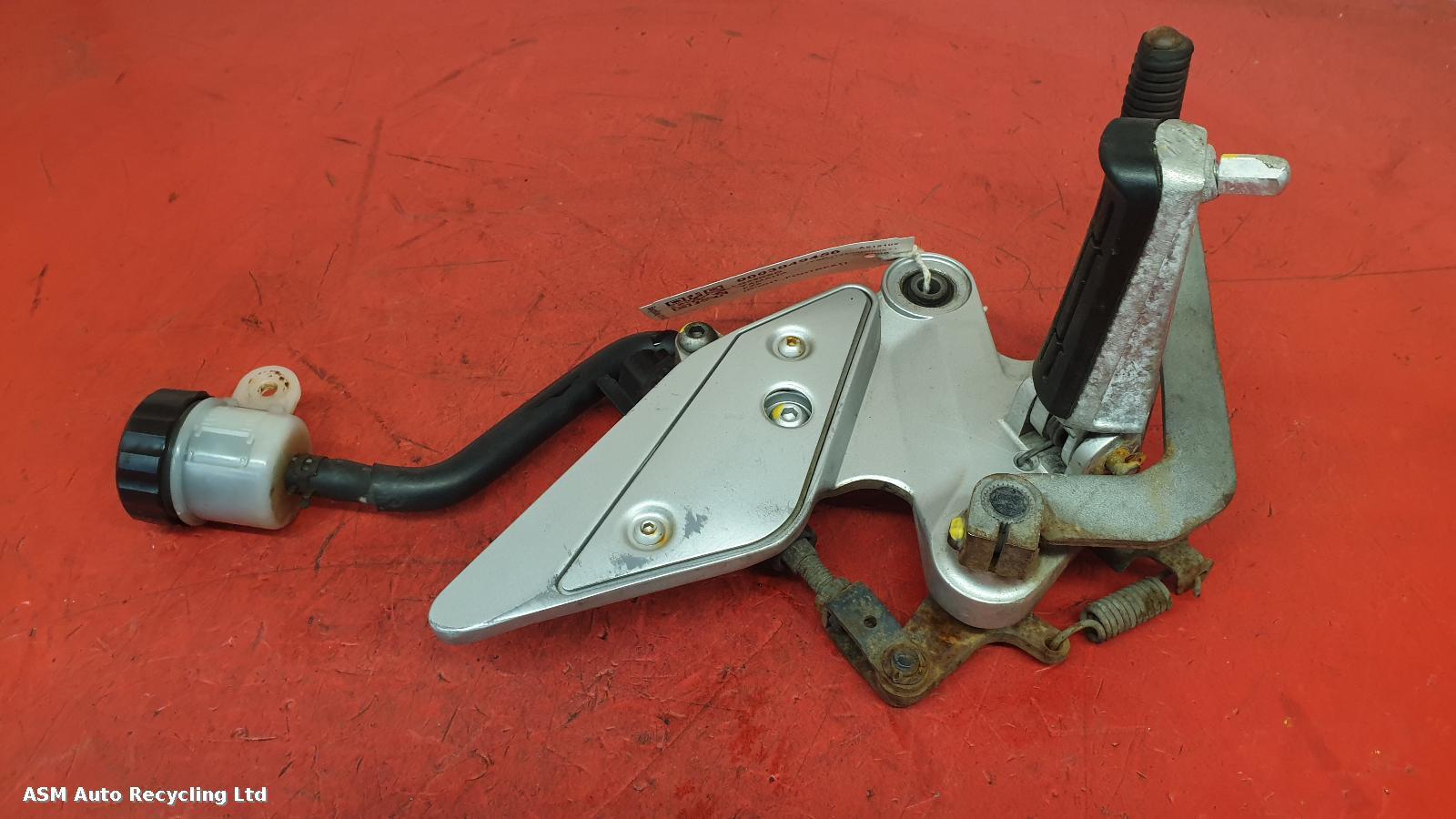 View Auto part Right Footrest Yamaha Fz6 2008