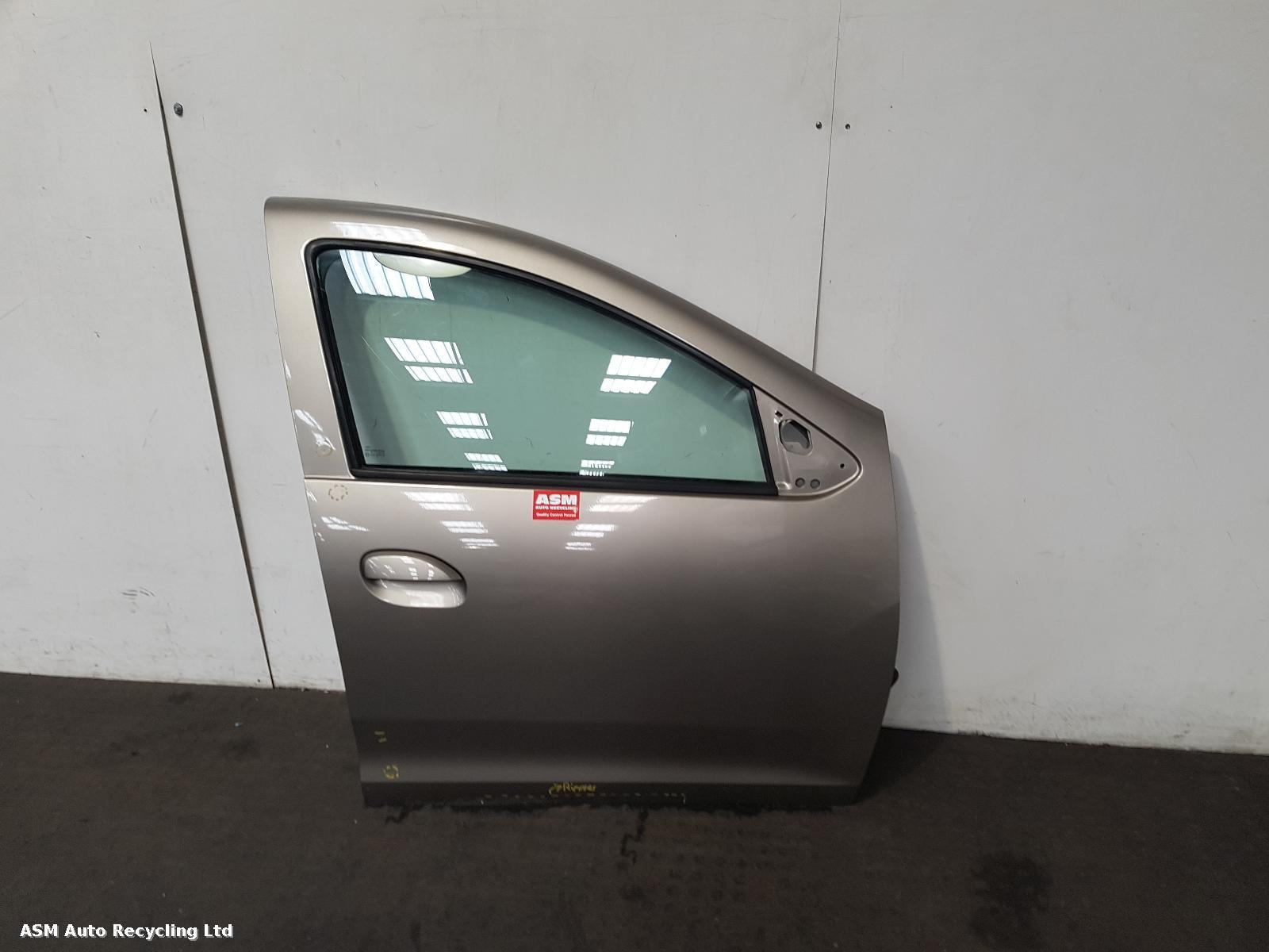 View Auto part R Front Door Dacia Sandero 2014