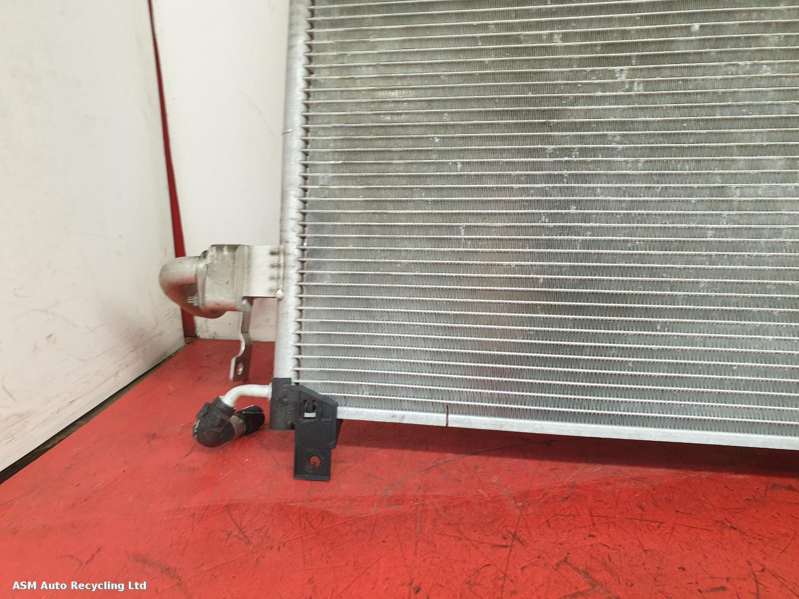 View Auto part Radiator Land Rover Defender 2023