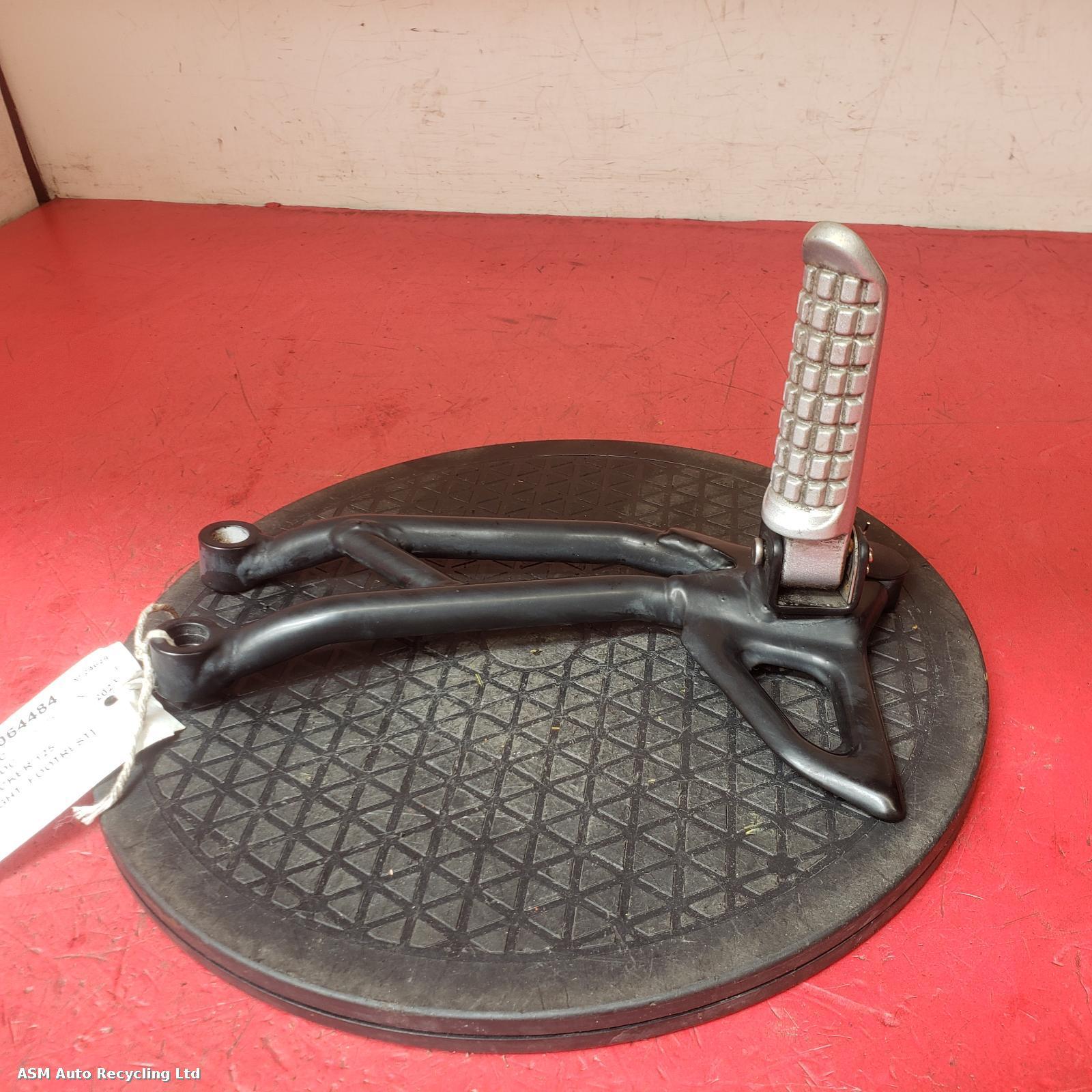 View Auto part Right Footrest Bluroc Tracker 125 2023