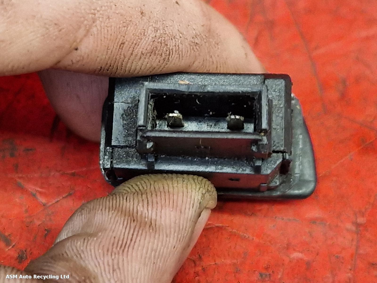 View Auto part RH Switch Gear Piaggio Vespa 2016
